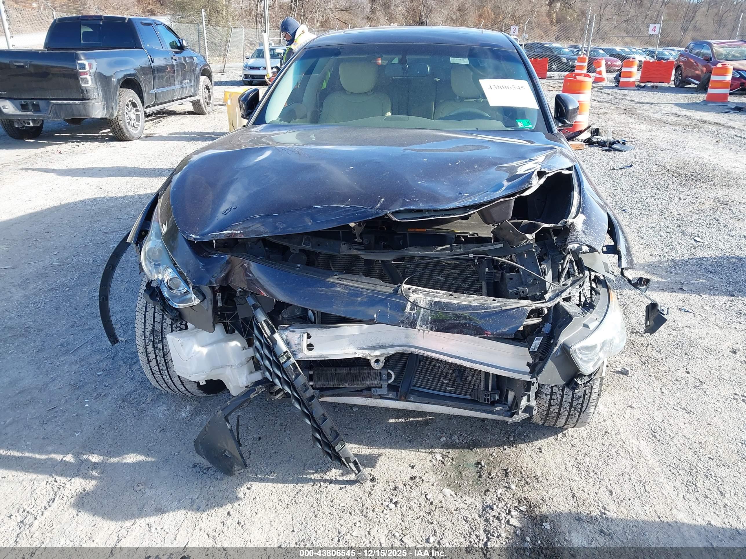 INFINITI QX70 image 6