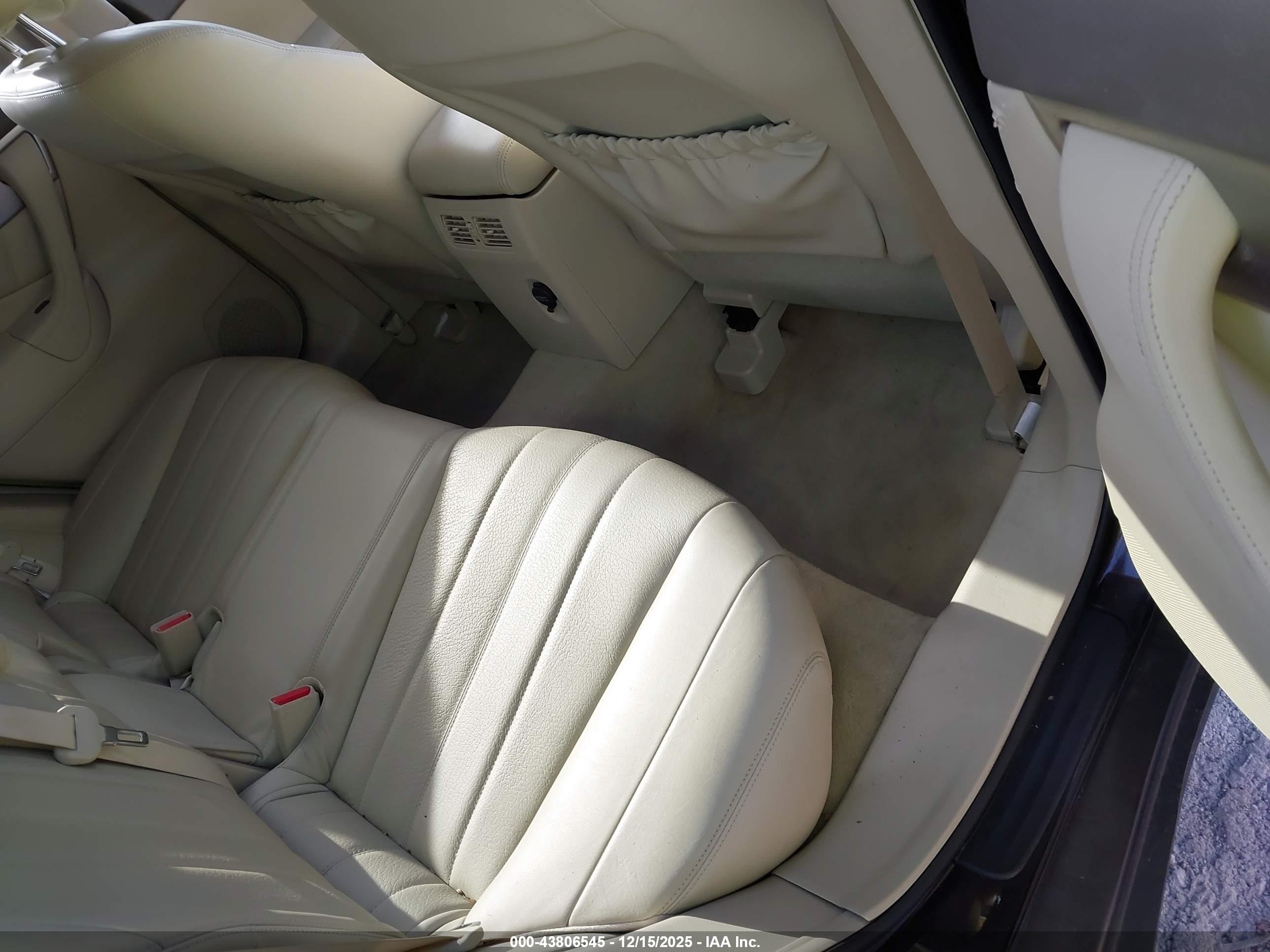 INFINITI QX70 image 8