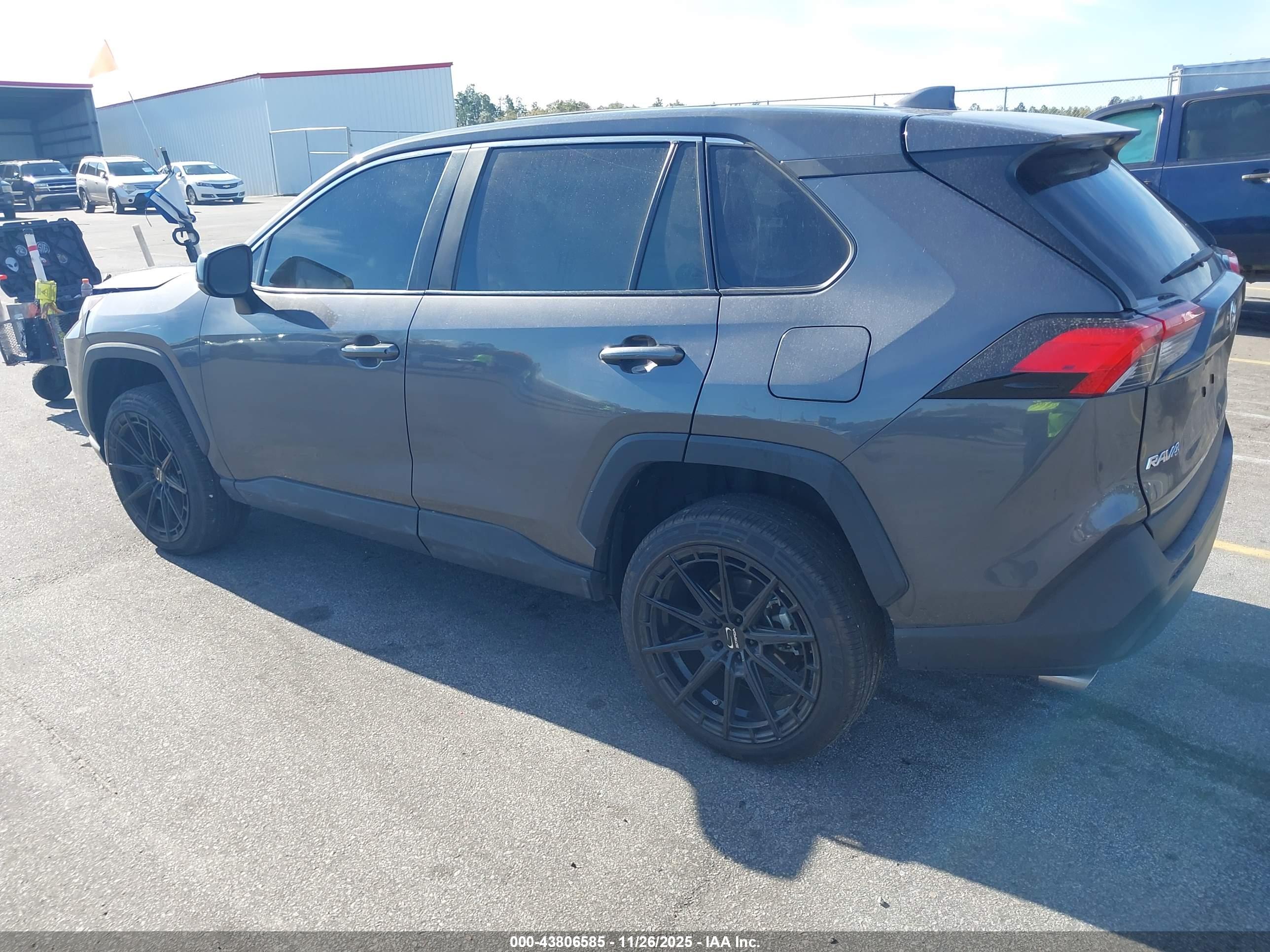 TOYOTA RAV4 image 3