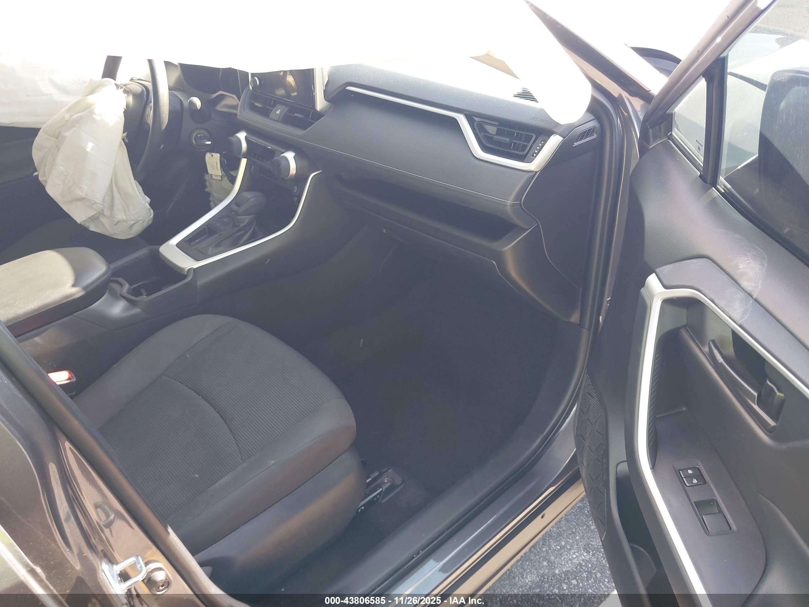 TOYOTA RAV4 image 5