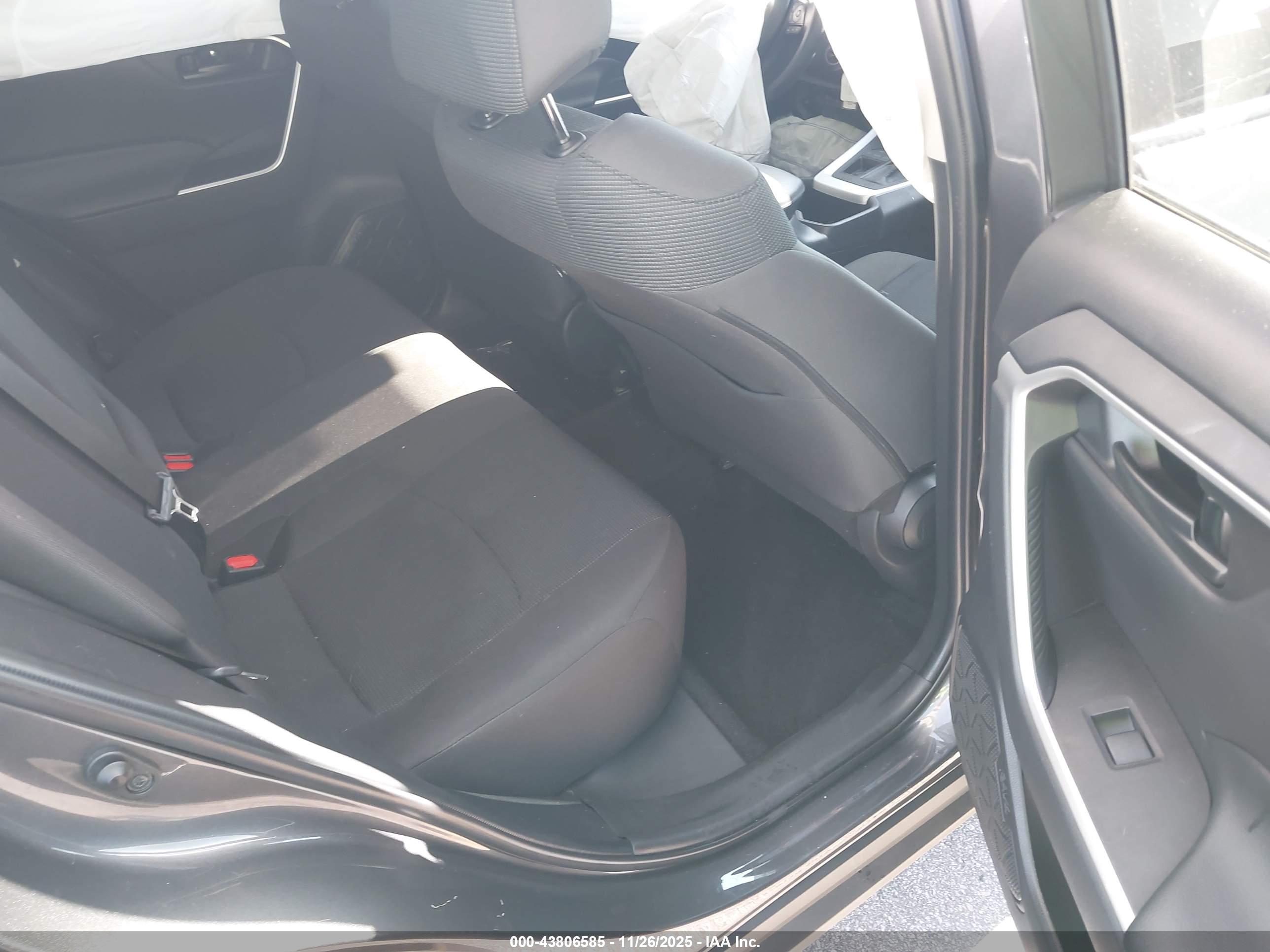 TOYOTA RAV4 image 8