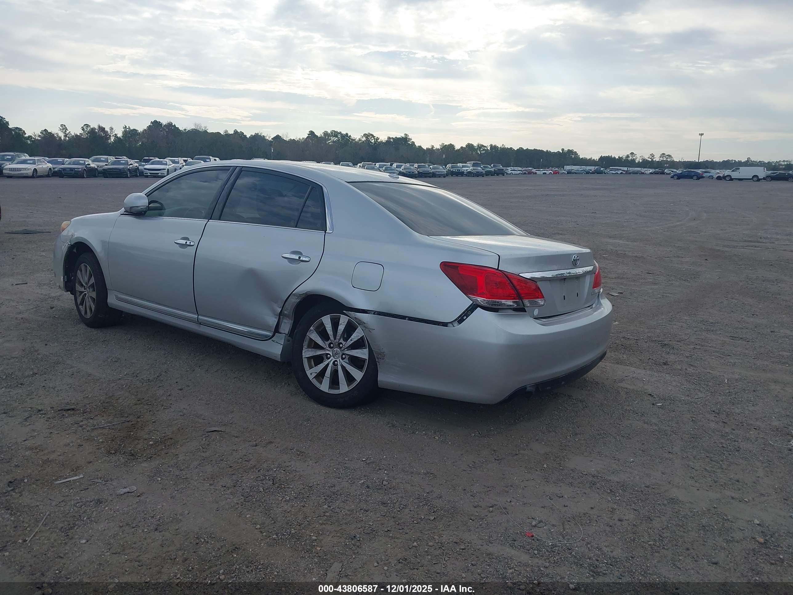 TOYOTA AVALON image 3
