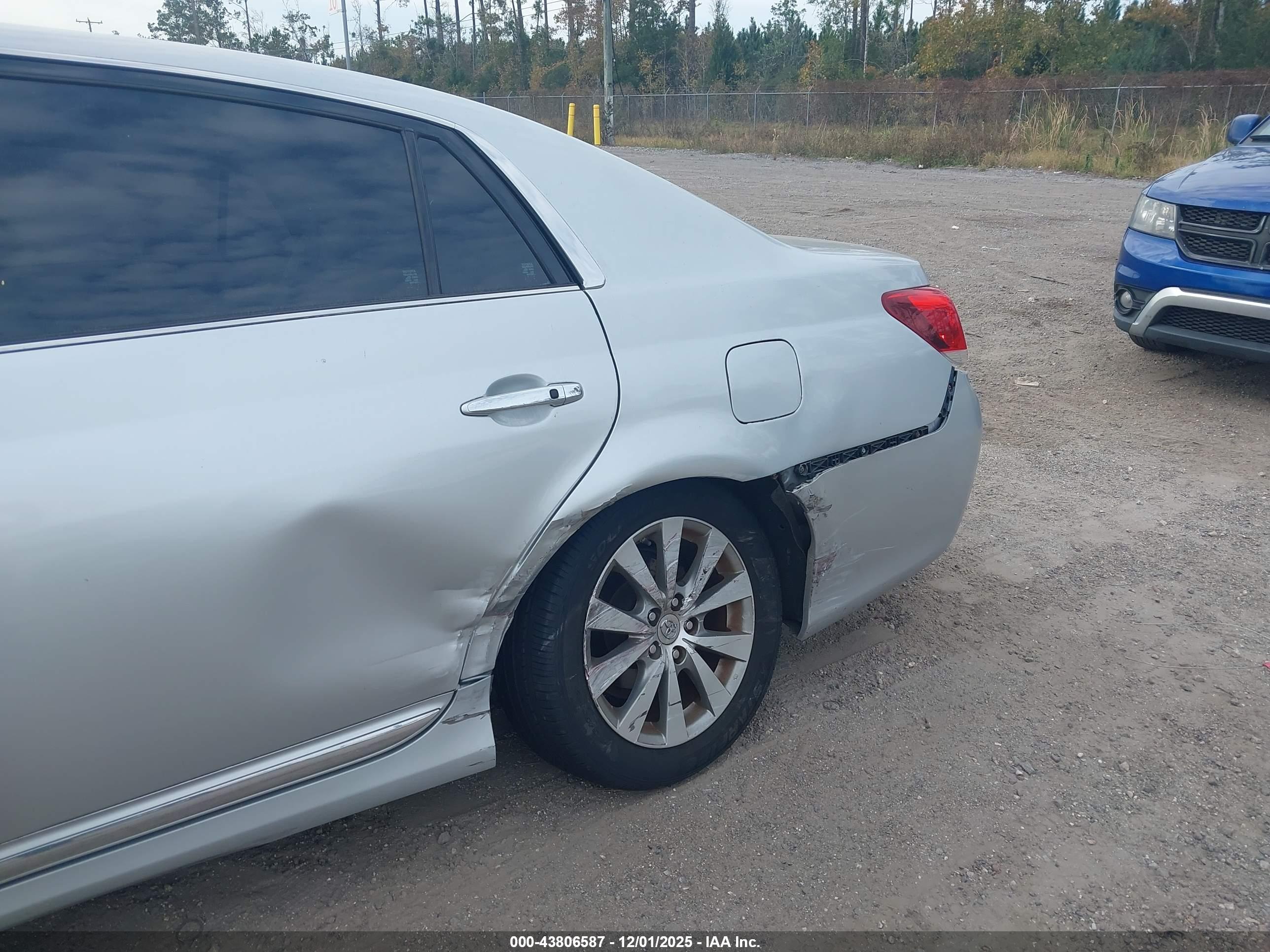 TOYOTA AVALON image 6