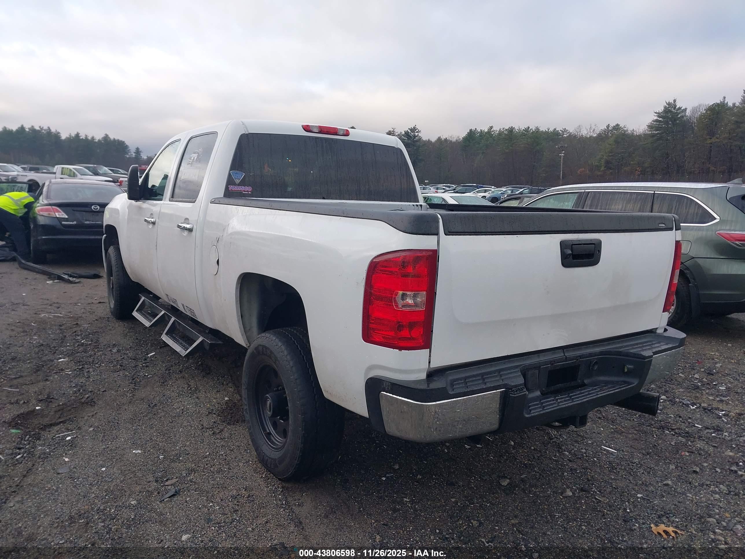 CHEVROLET SILVERADO image 3