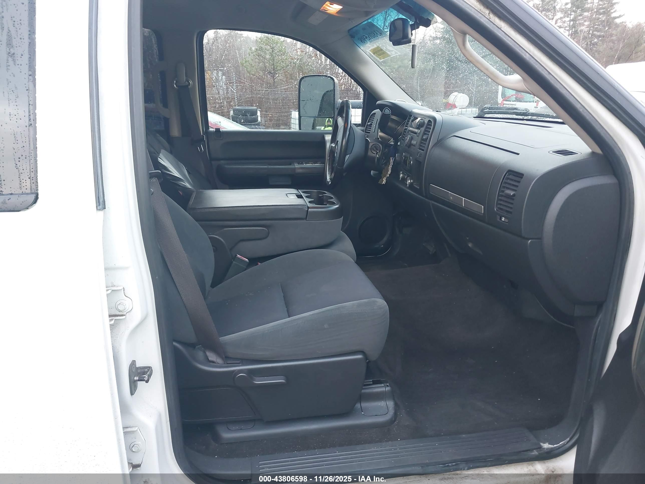 CHEVROLET SILVERADO image 5