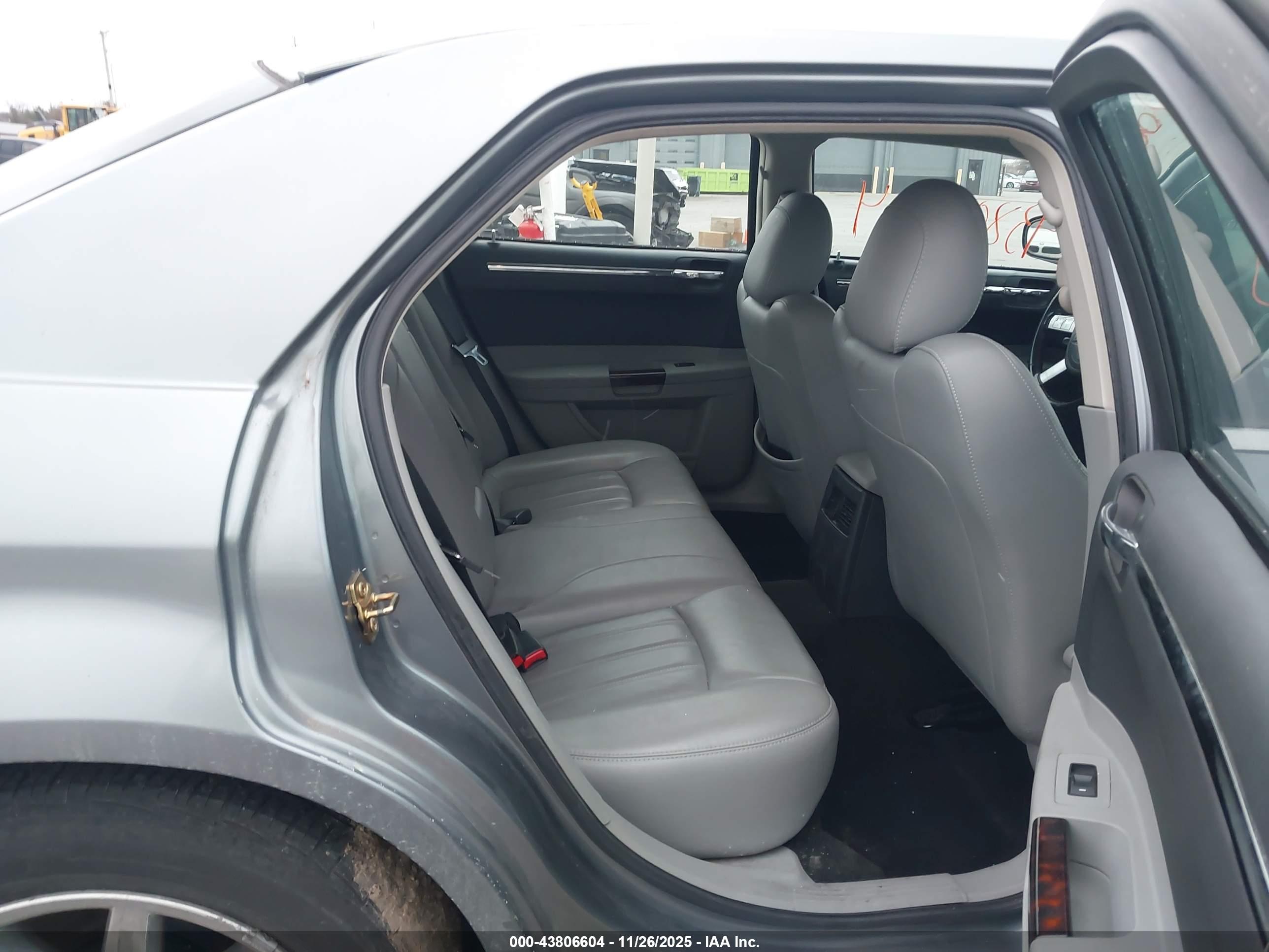 CHRYSLER 300C image 8