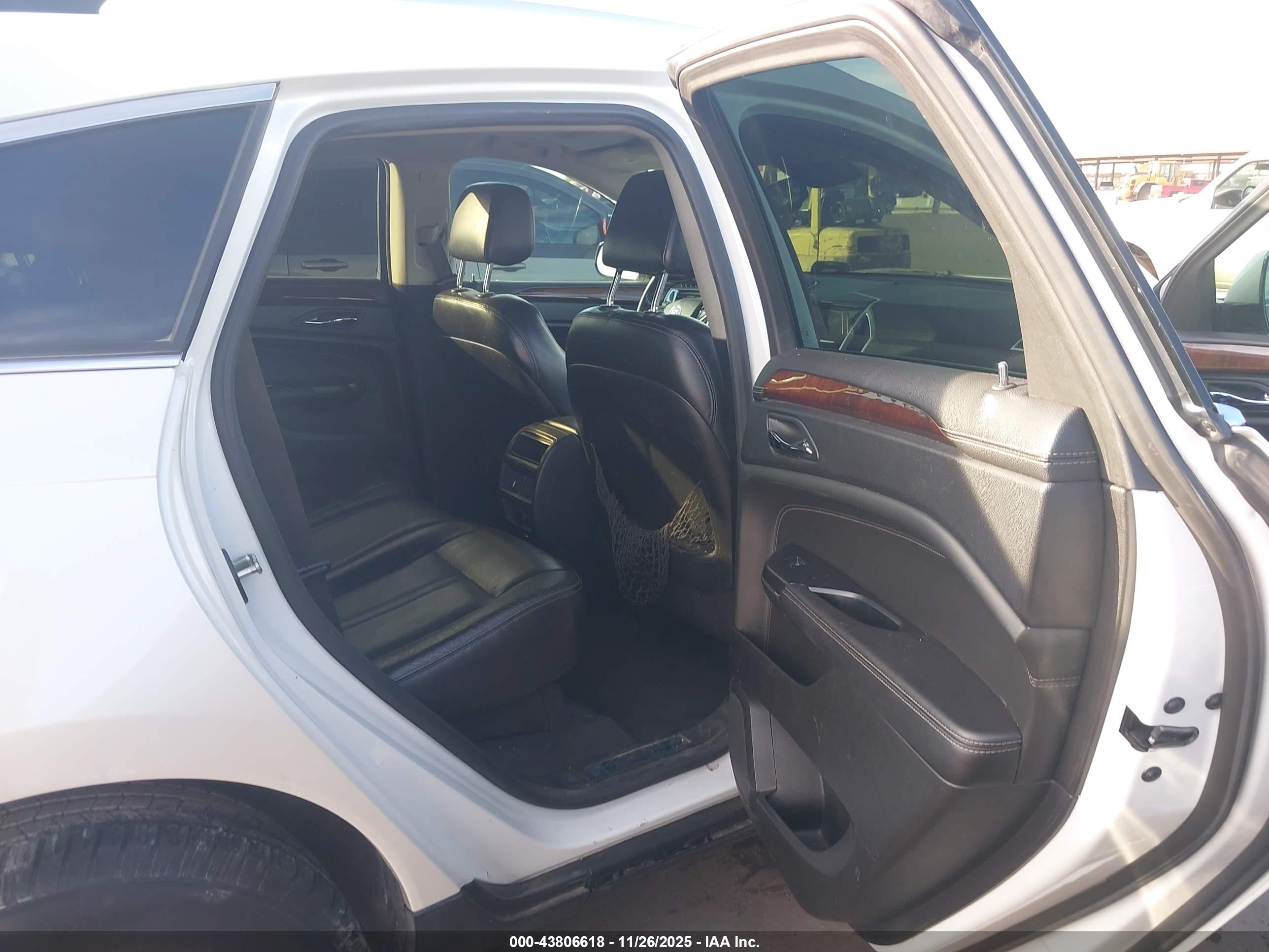 CADILLAC SRX image 8