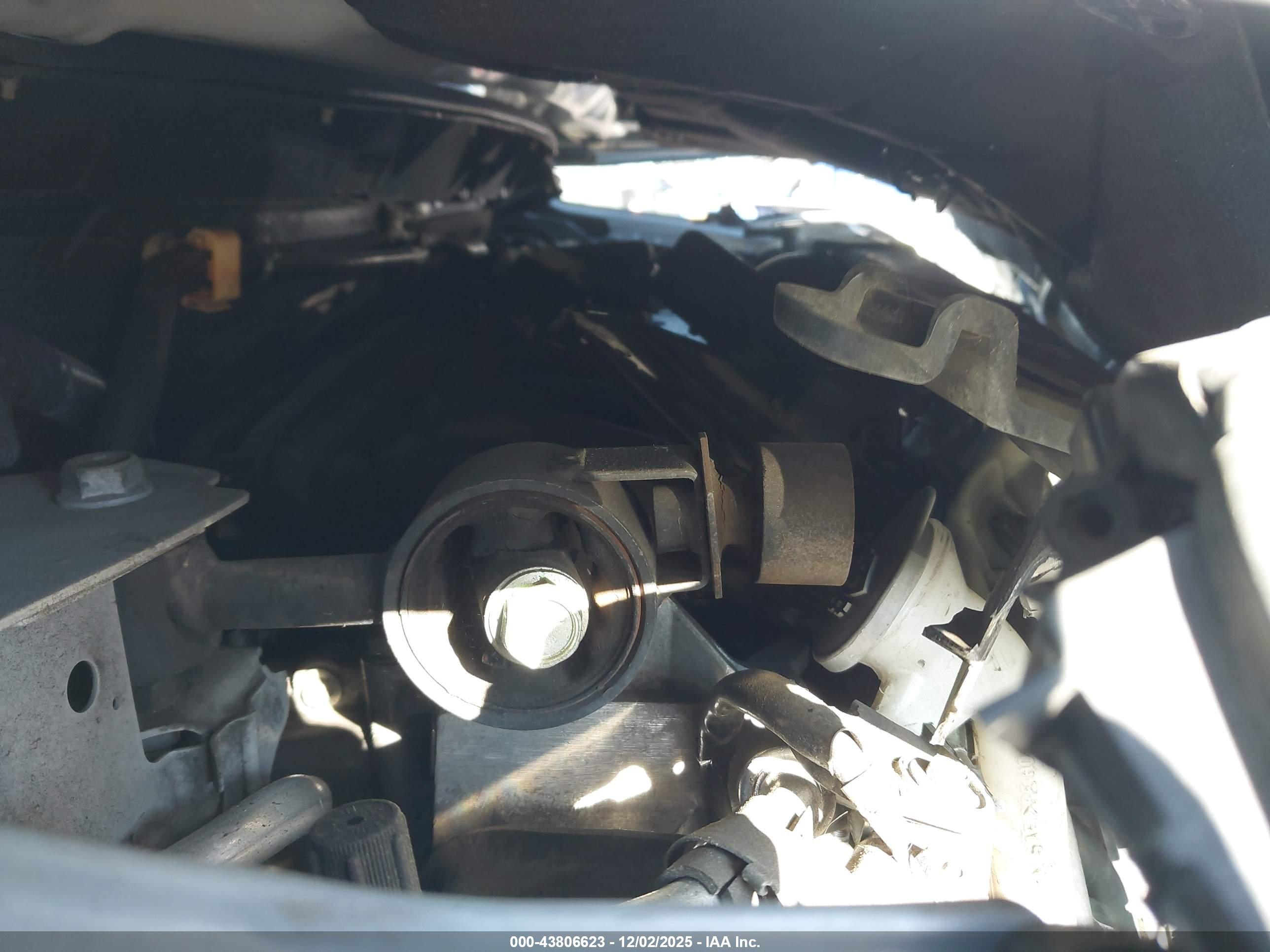 NISSAN VERSA image 10