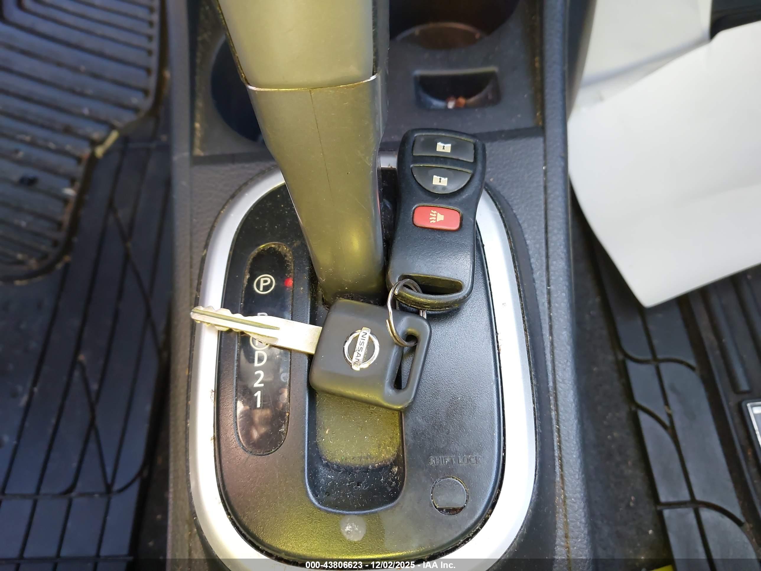NISSAN VERSA image 11