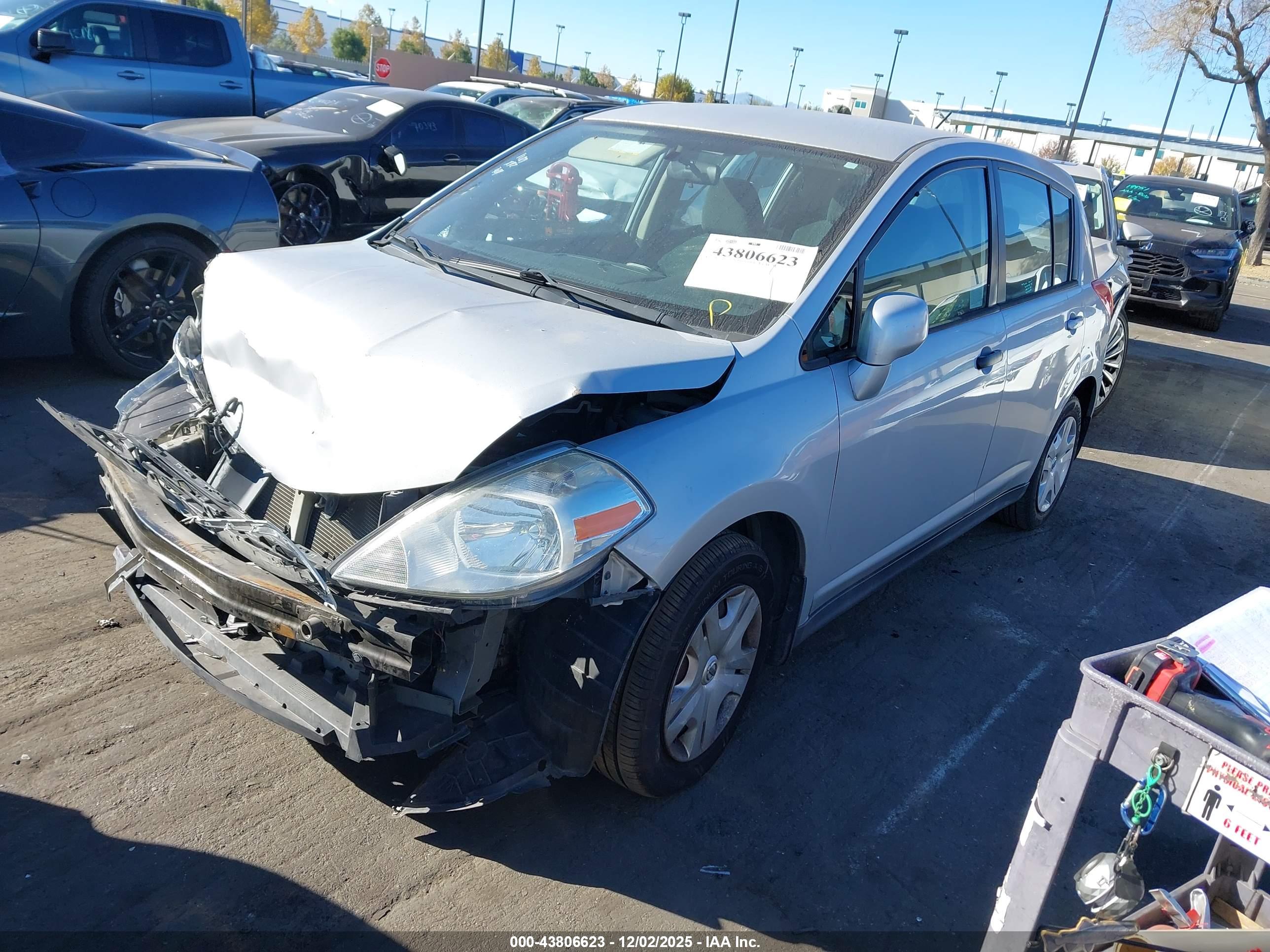 NISSAN VERSA image 2