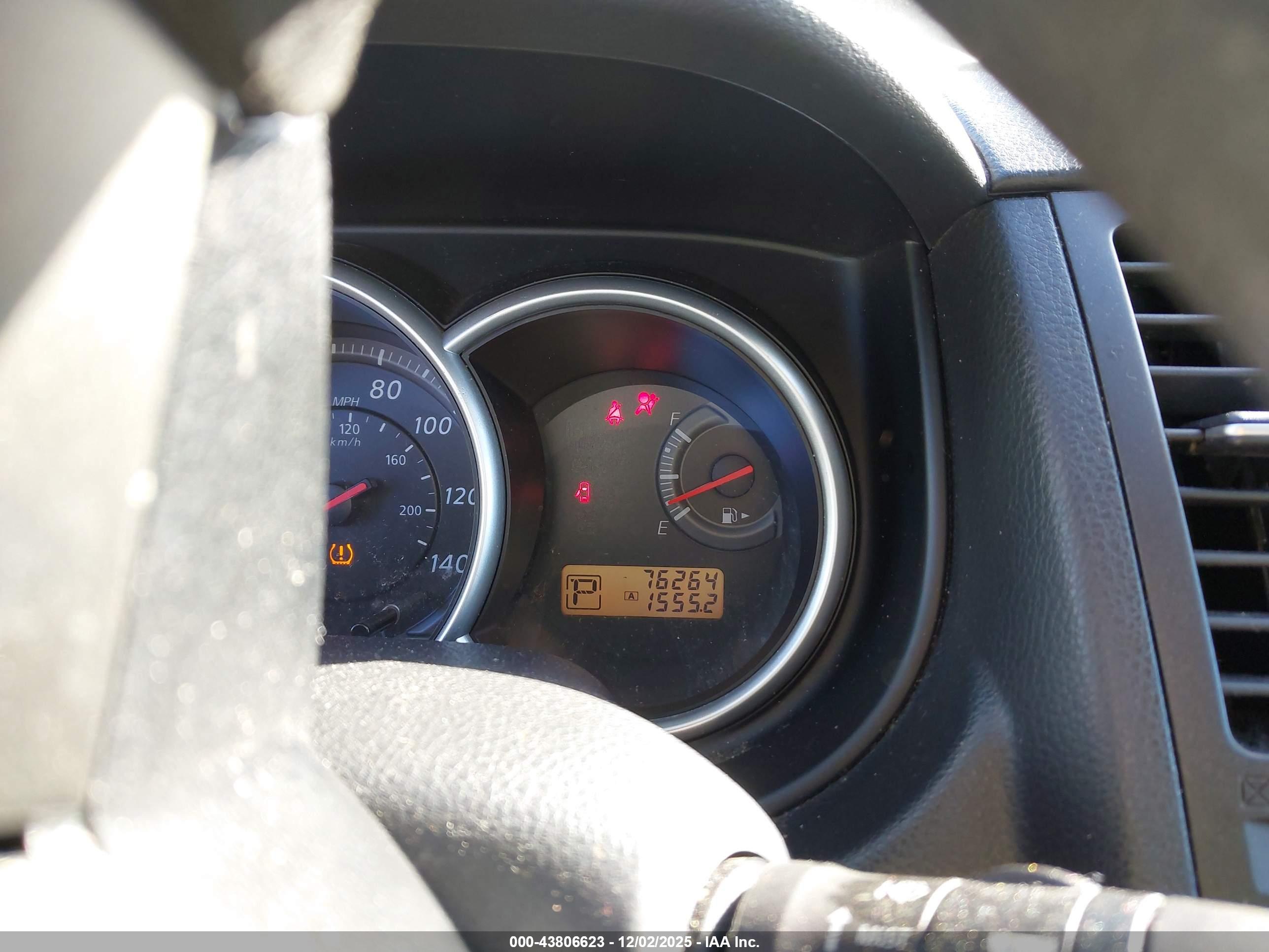 NISSAN VERSA image 7