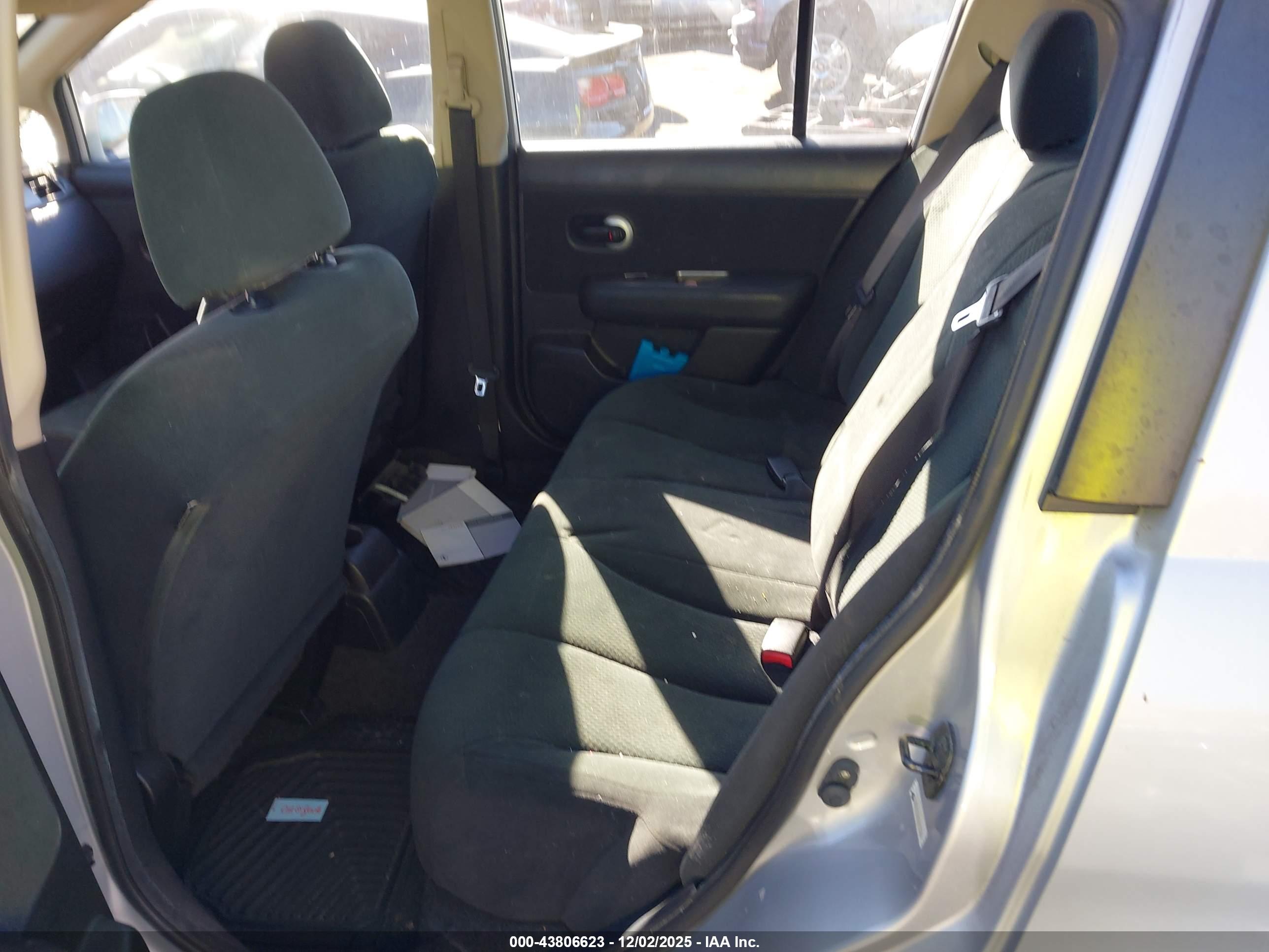 NISSAN VERSA image 8