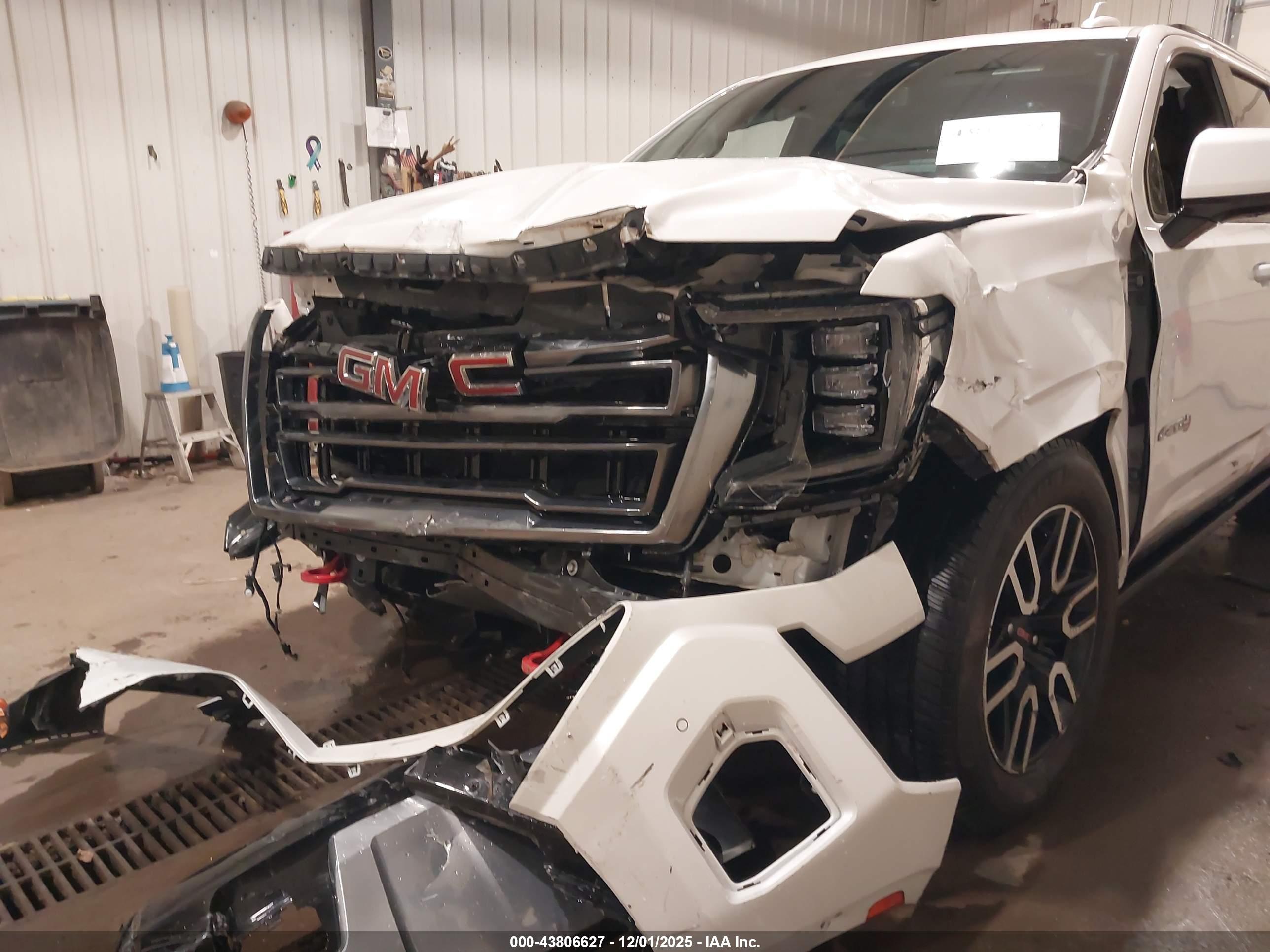 GMC YUKON image 6