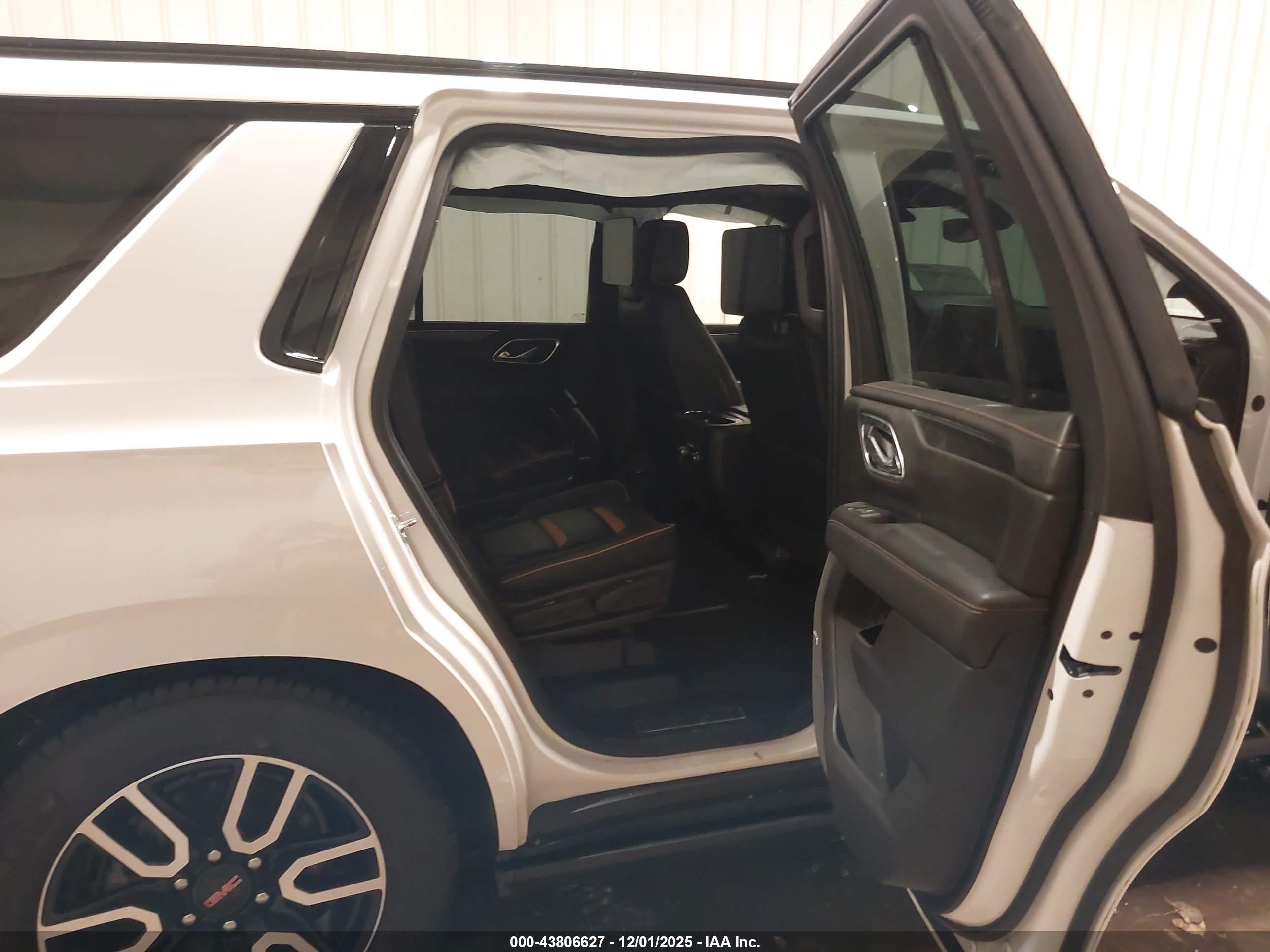 GMC YUKON image 8