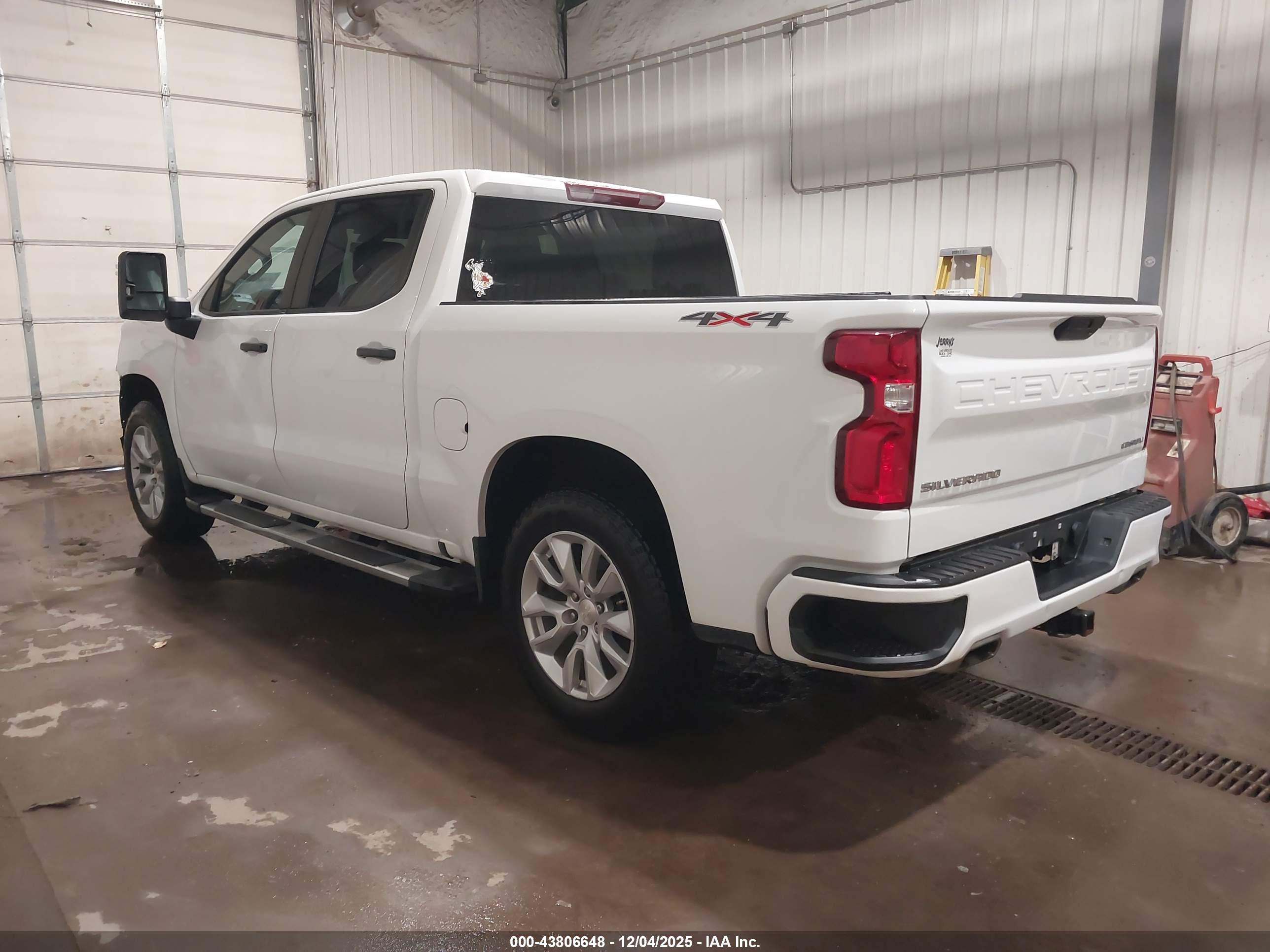 CHEVROLET SILVERADO image 3