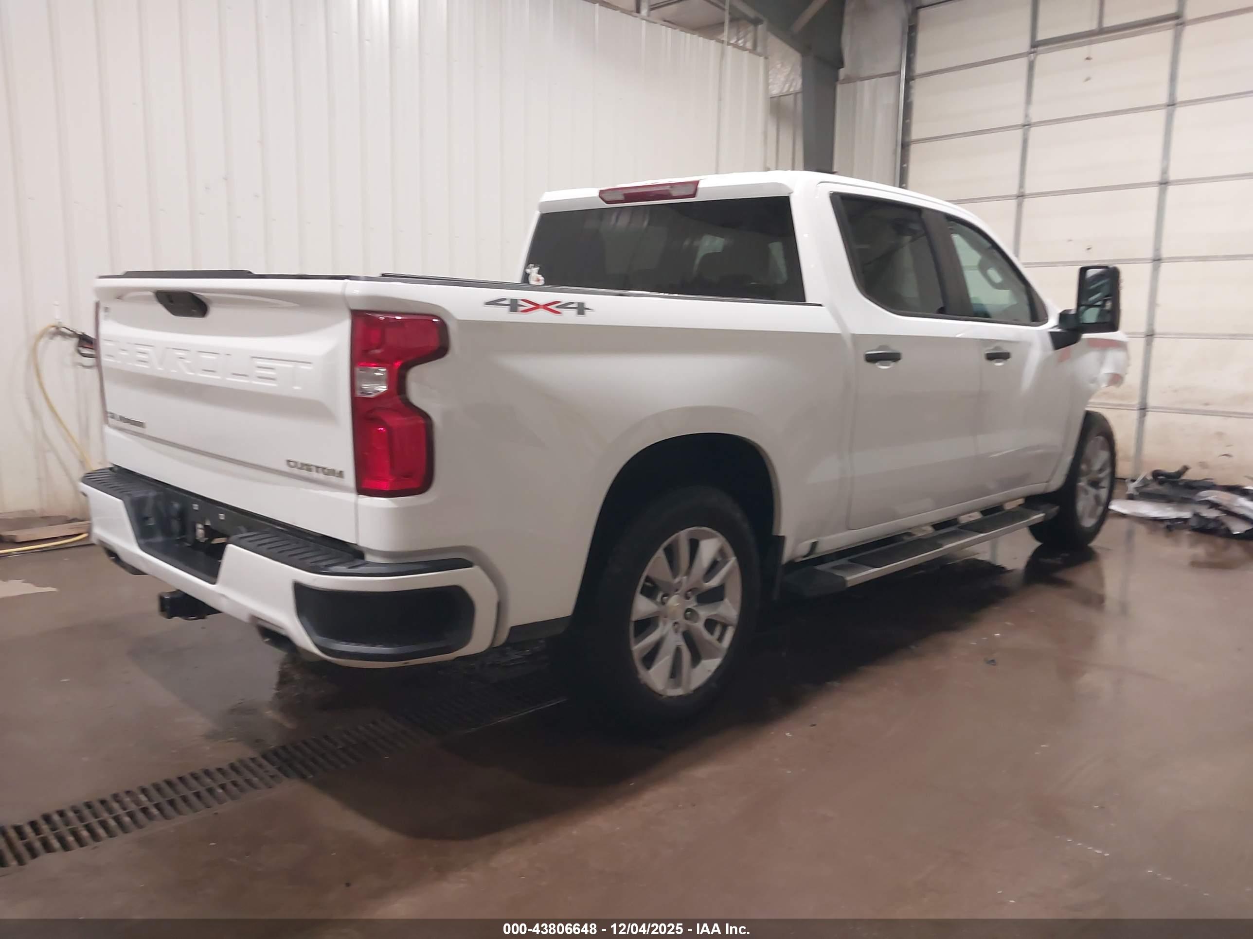 CHEVROLET SILVERADO image 4