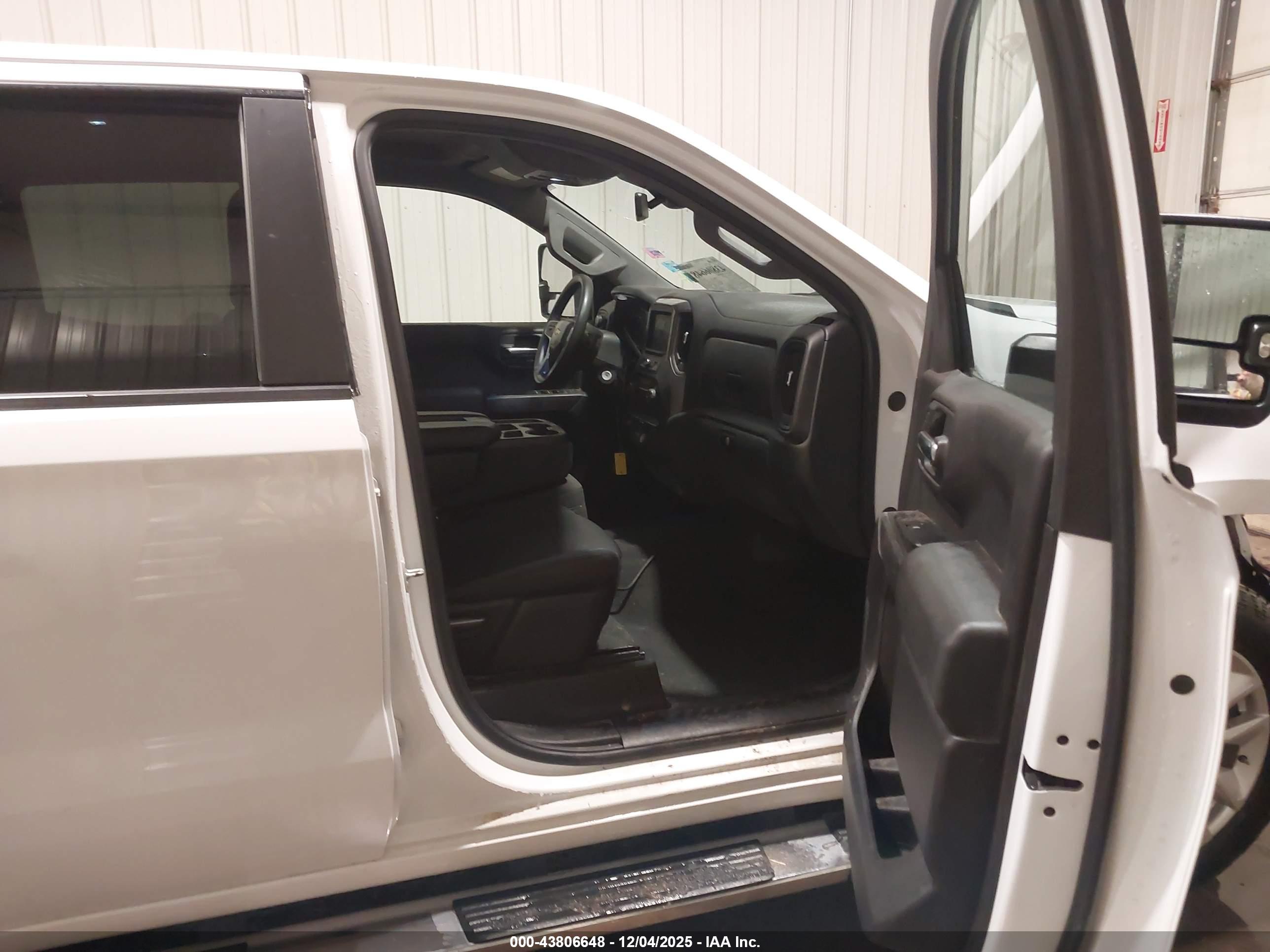 CHEVROLET SILVERADO image 5