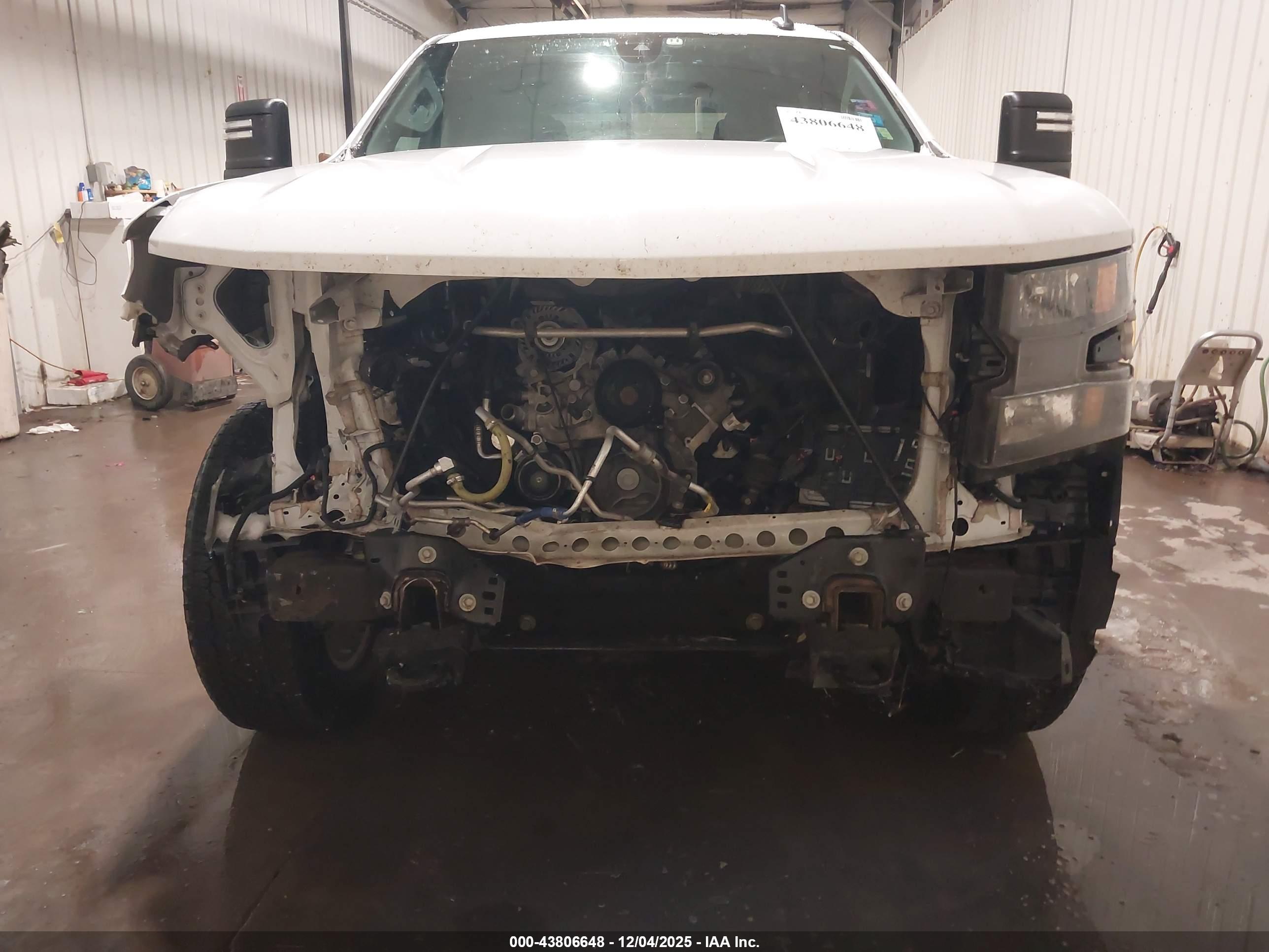 CHEVROLET SILVERADO image 6
