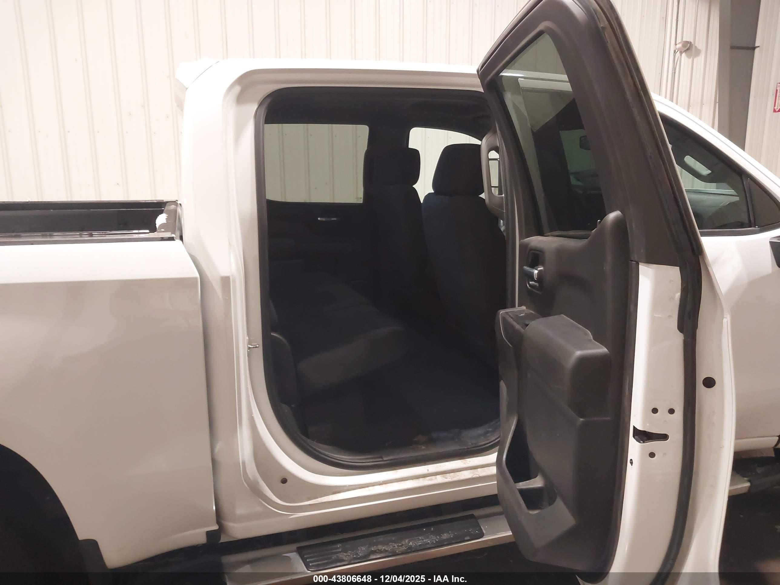 CHEVROLET SILVERADO image 8