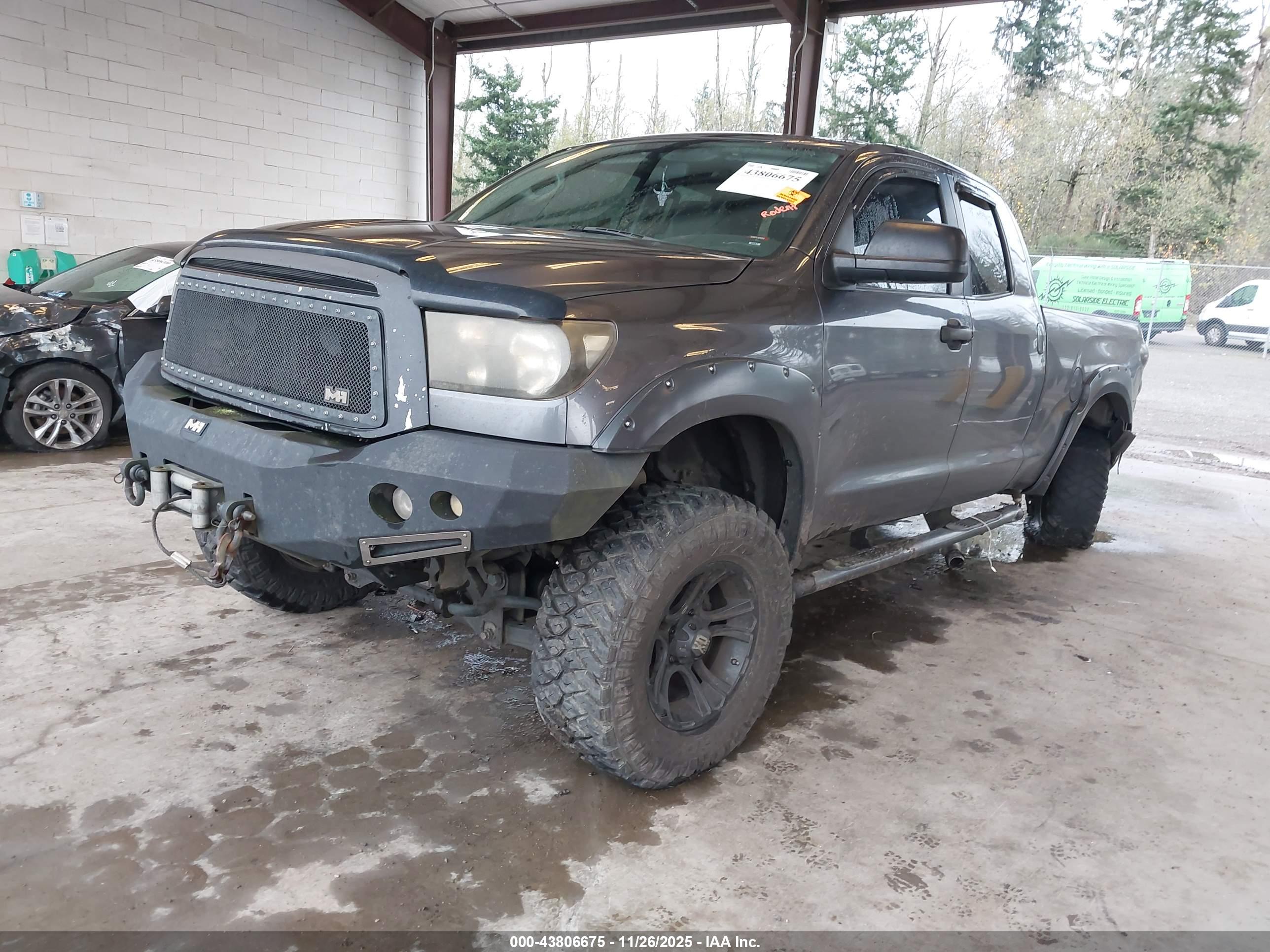 TOYOTA TUNDRA image 2