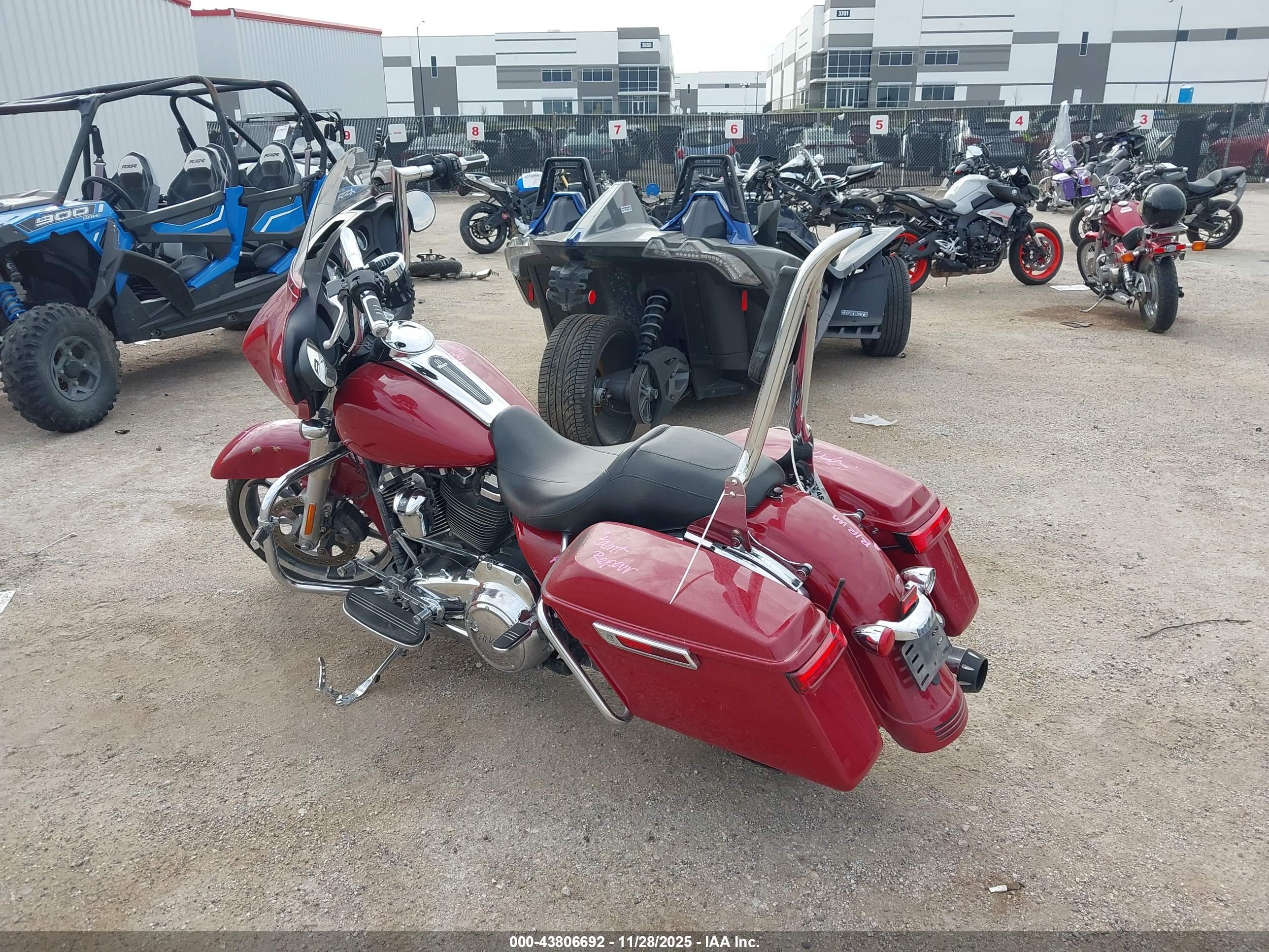 HARLEY-DAVIDSON FLHX image 3