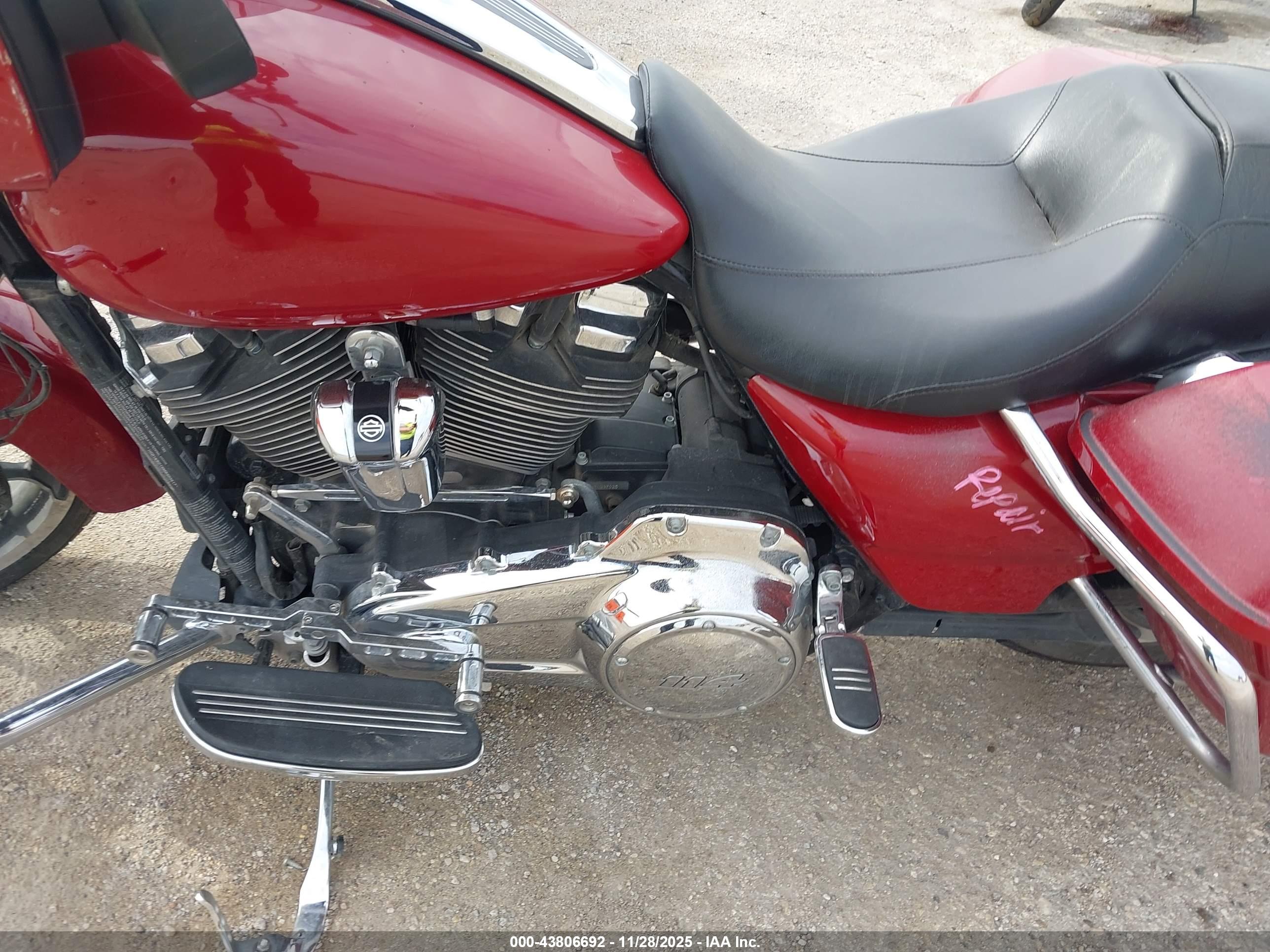 HARLEY-DAVIDSON FLHX image 9