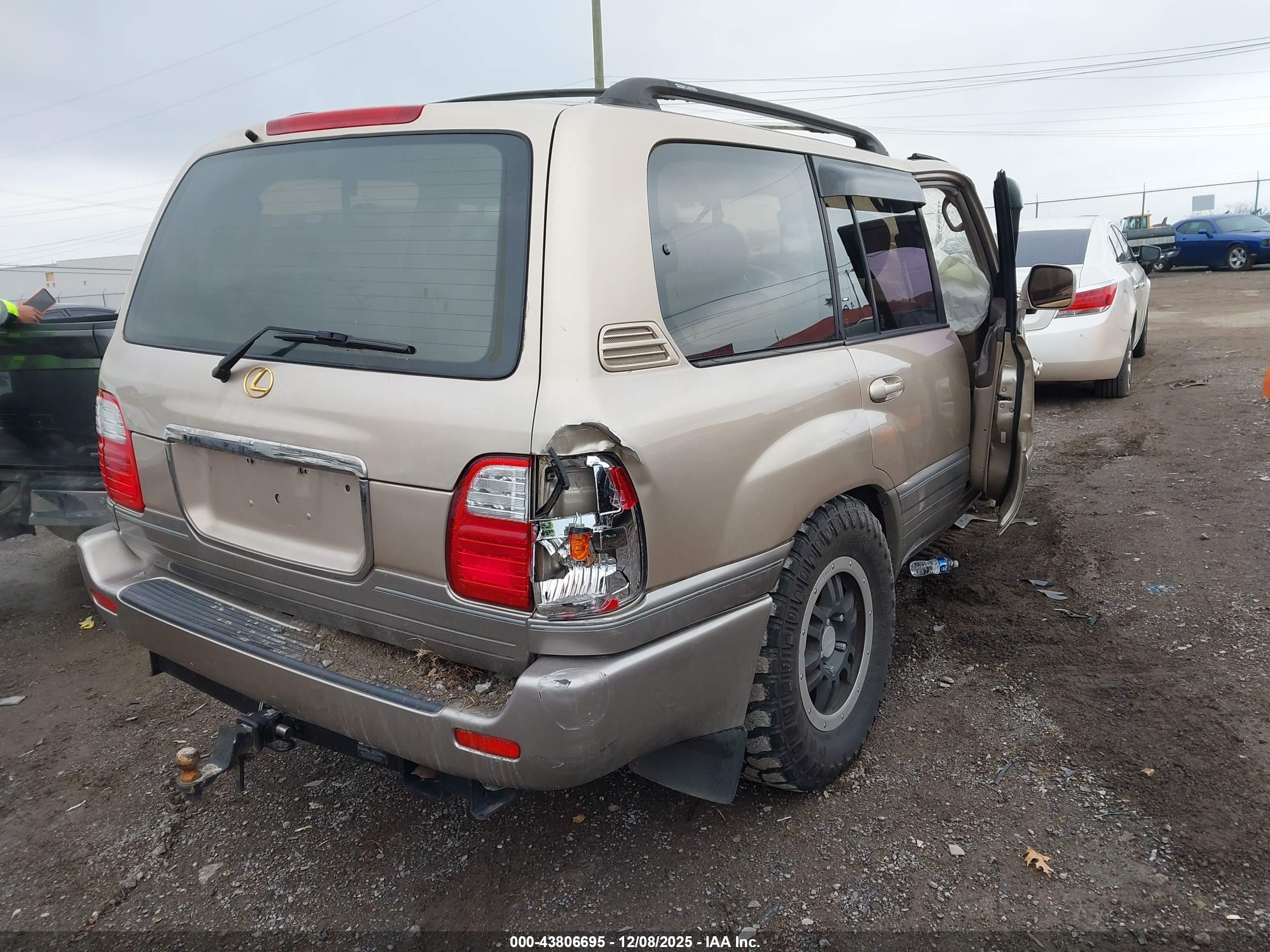 LEXUS LX image 4