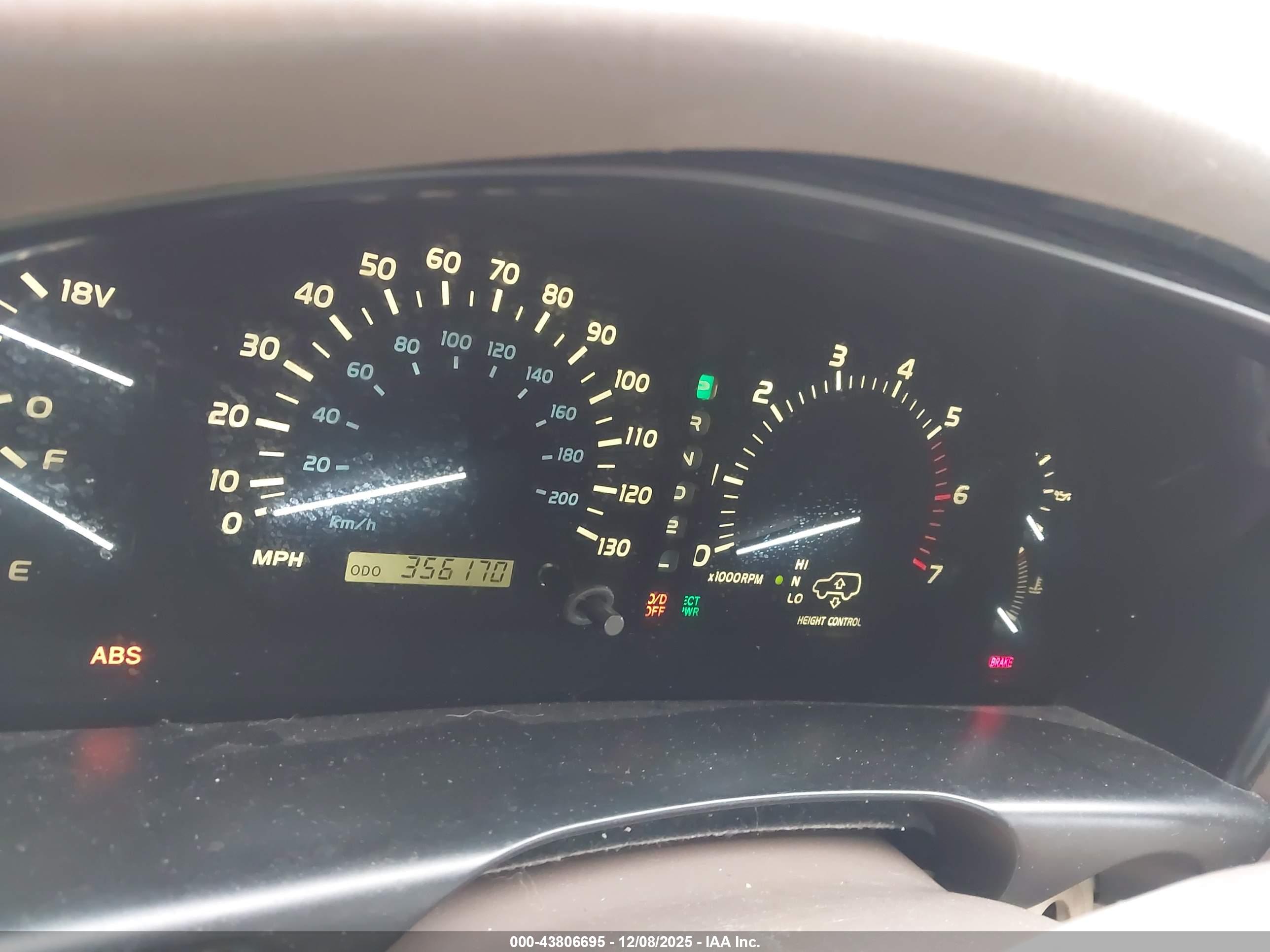 LEXUS LX image 7