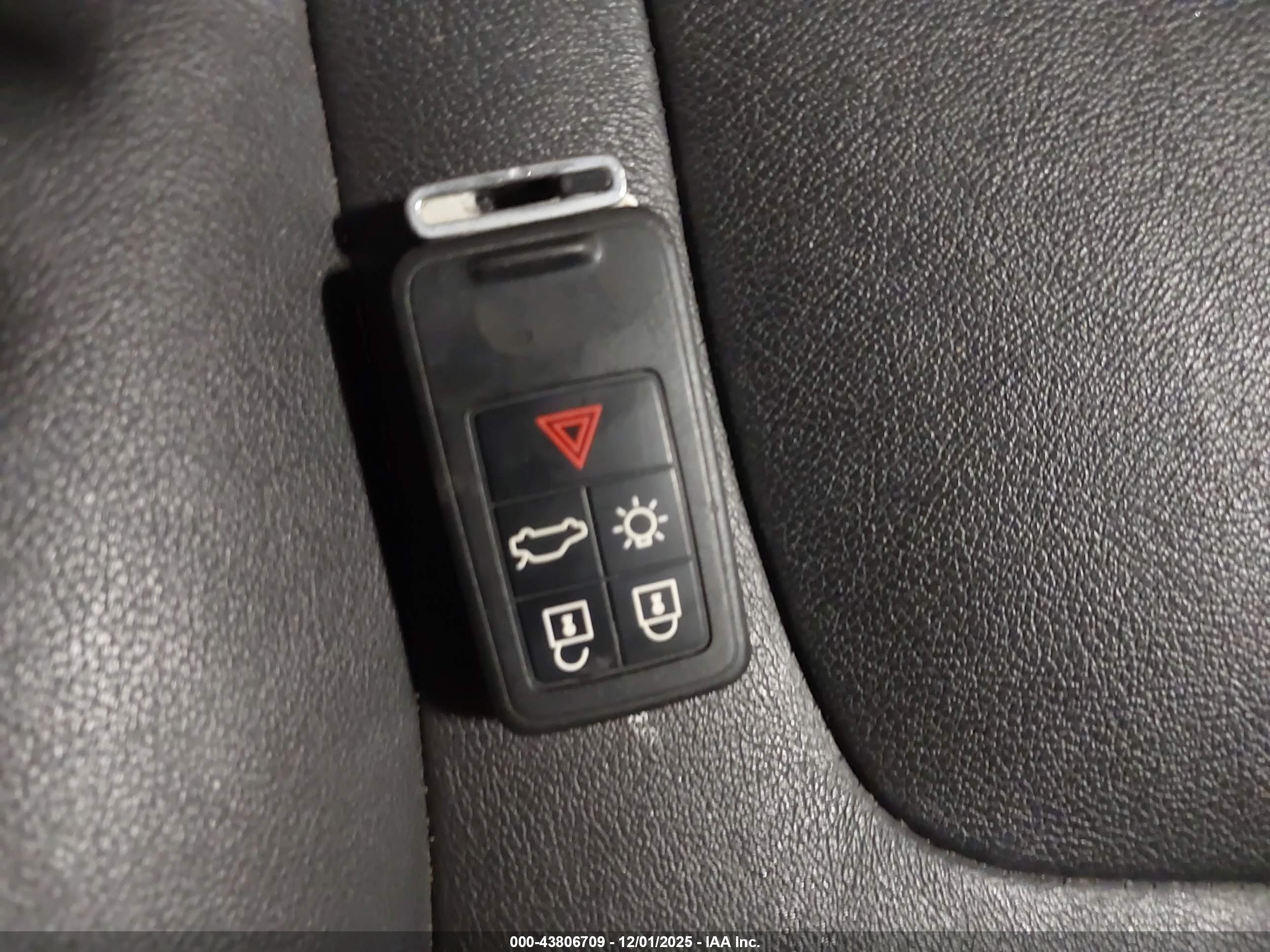 VOLVO XC60 image 11