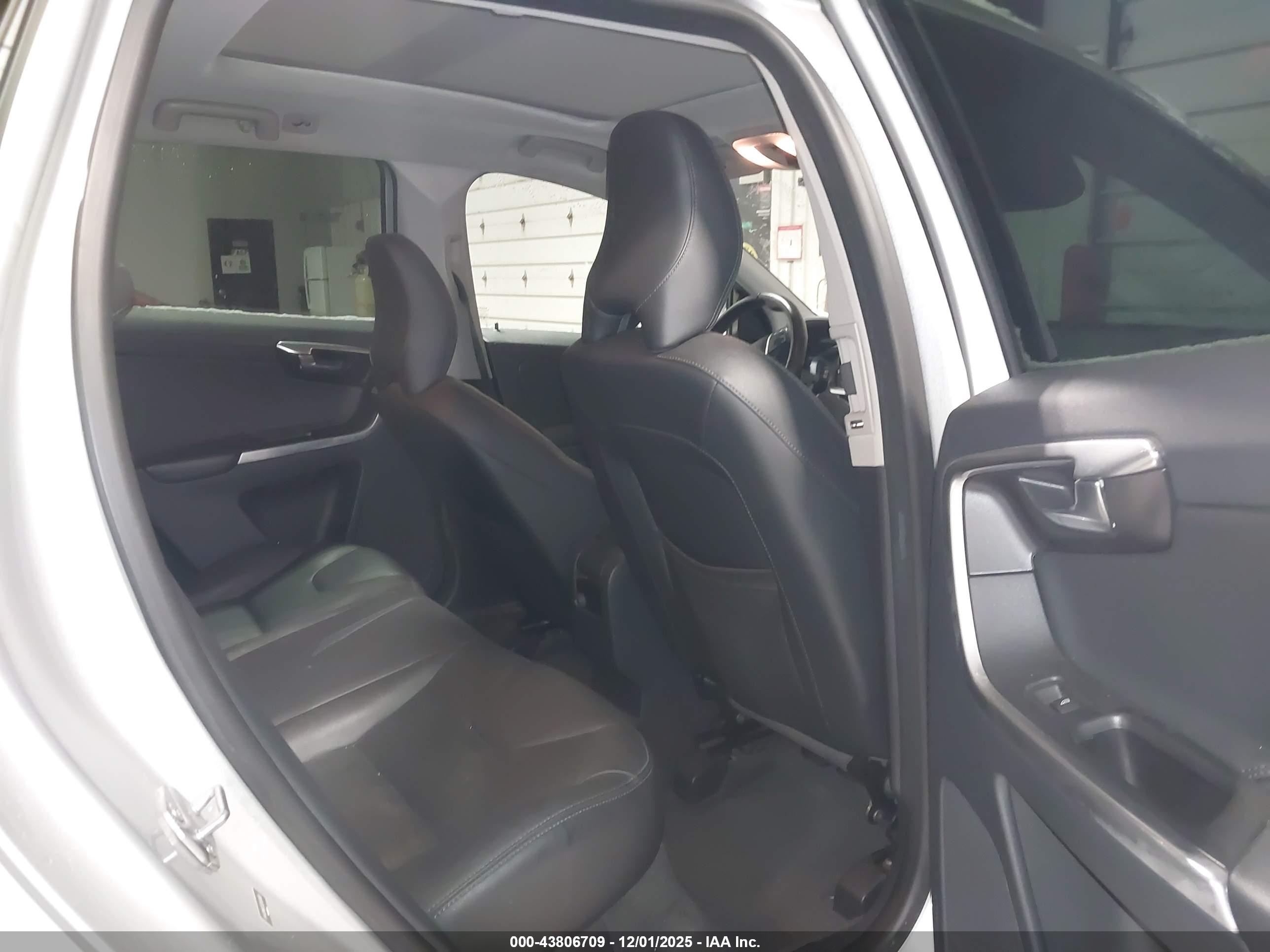 VOLVO XC60 image 8
