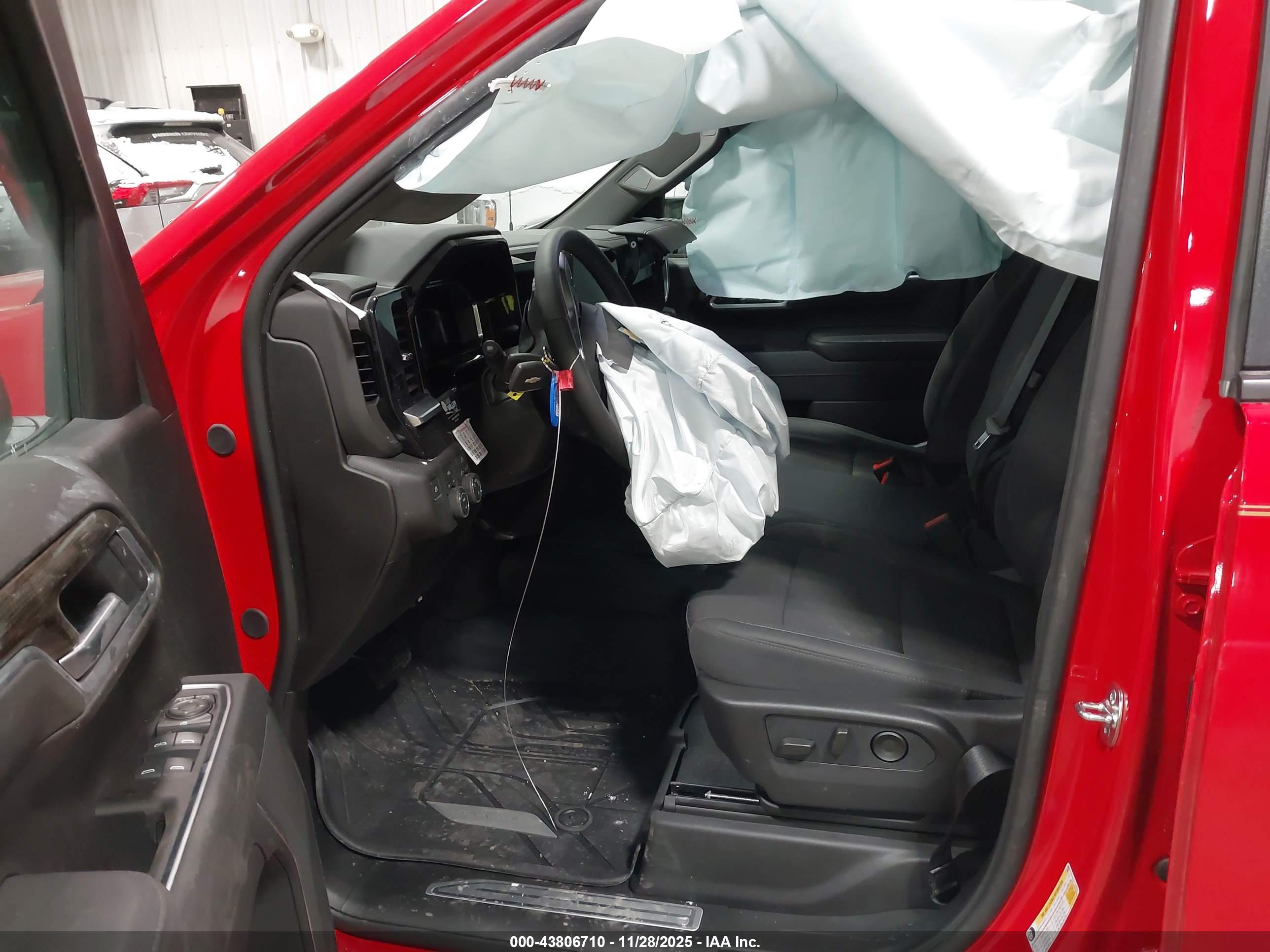 CHEVROLET SILVERADO image 5
