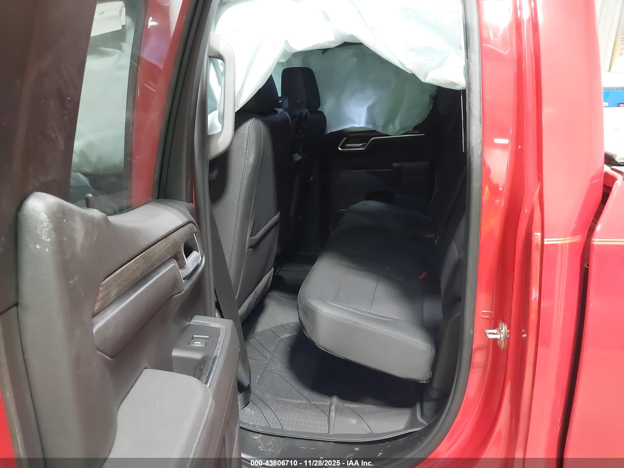 CHEVROLET SILVERADO image 8
