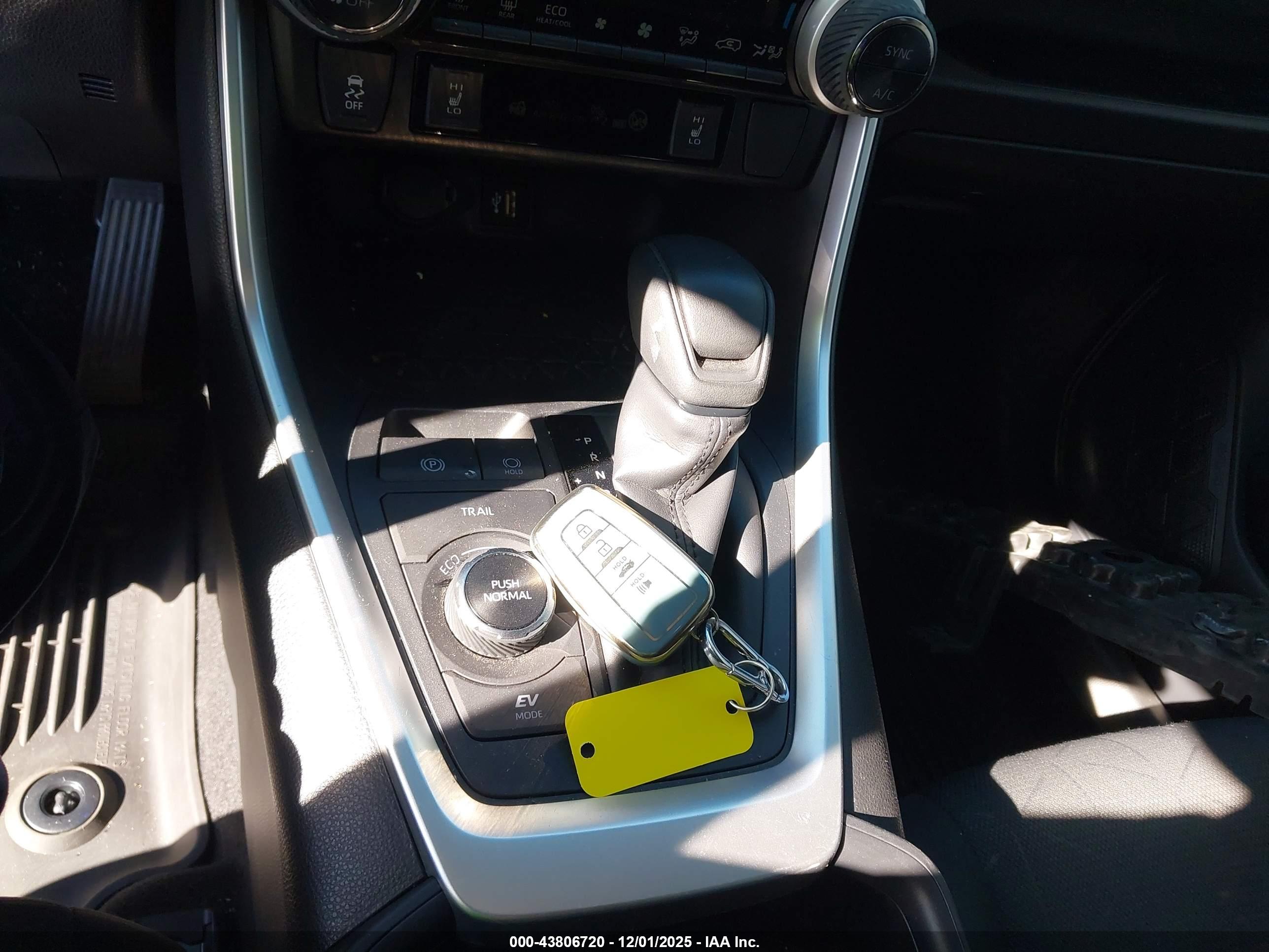 TOYOTA RAV4 image 11