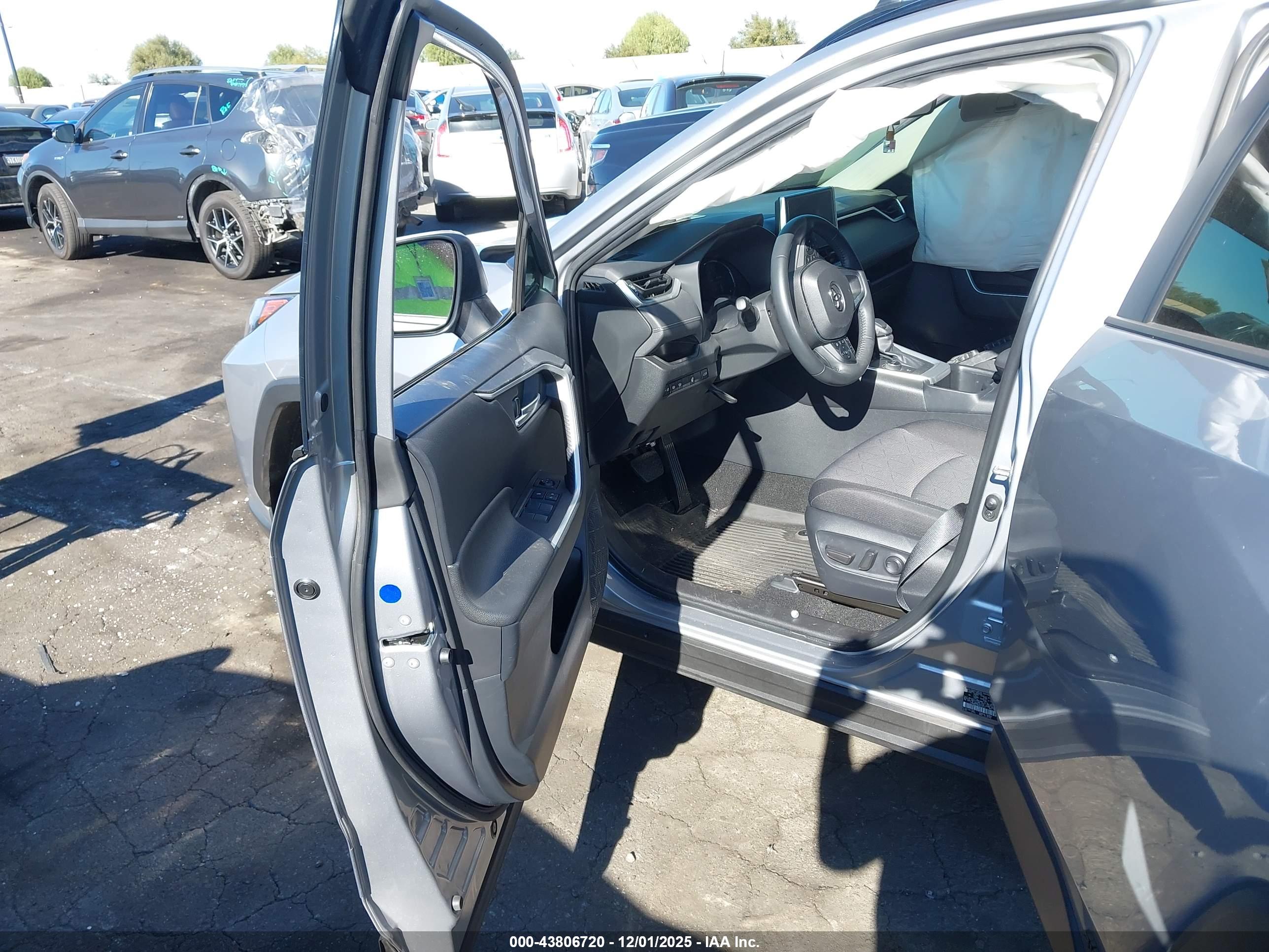 TOYOTA RAV4 image 5