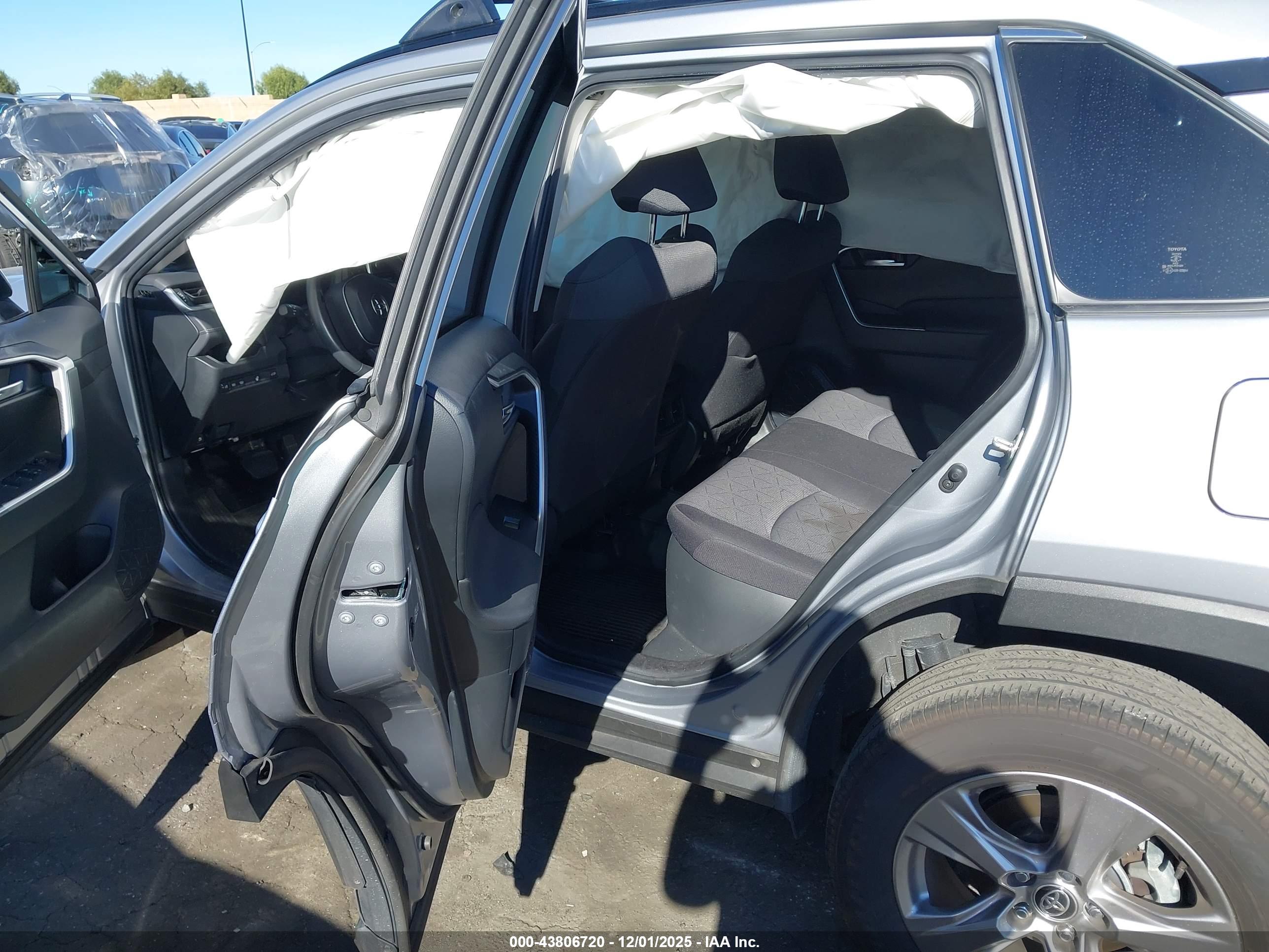 TOYOTA RAV4 image 8