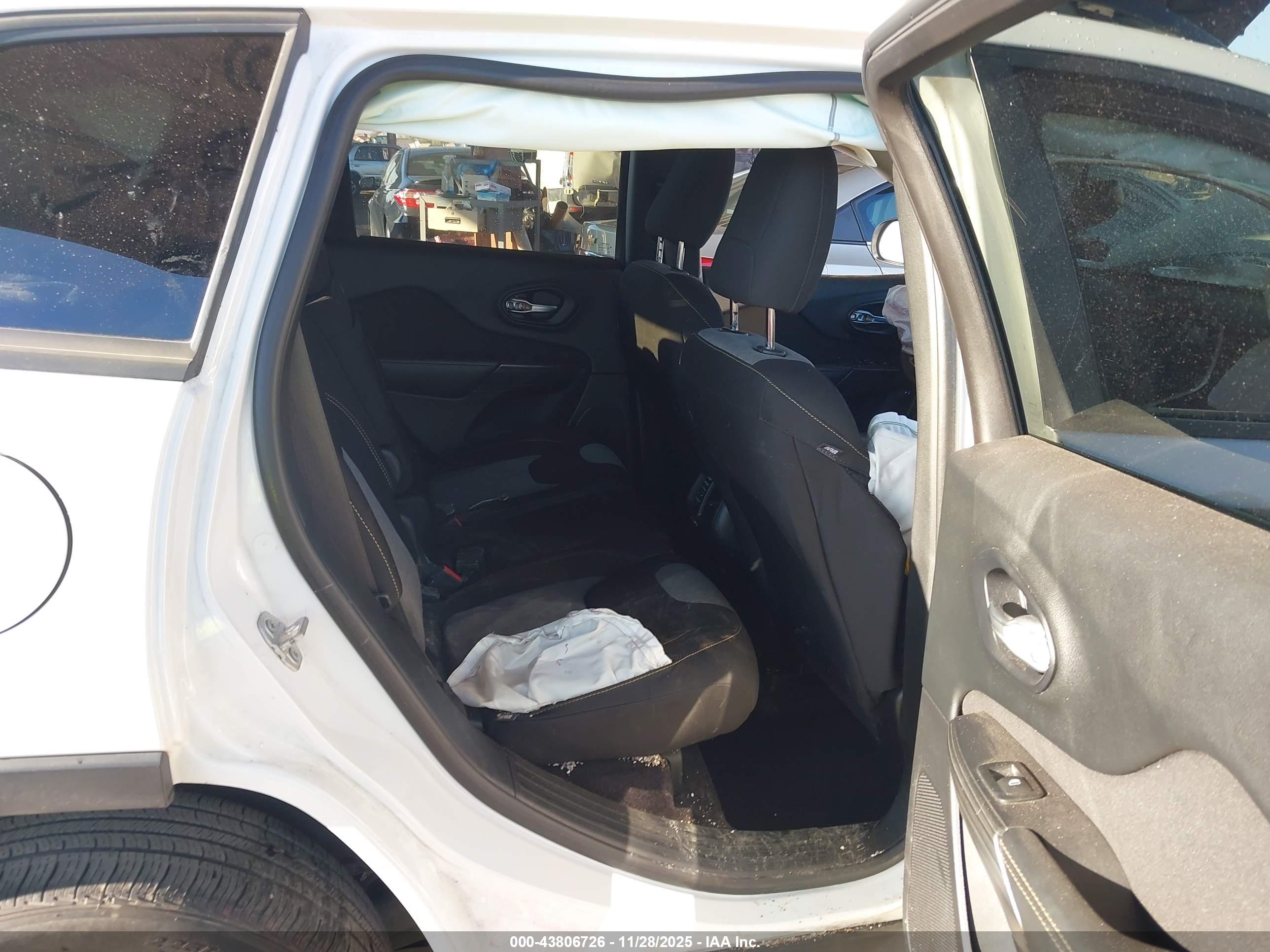 JEEP CHEROKEE image 8