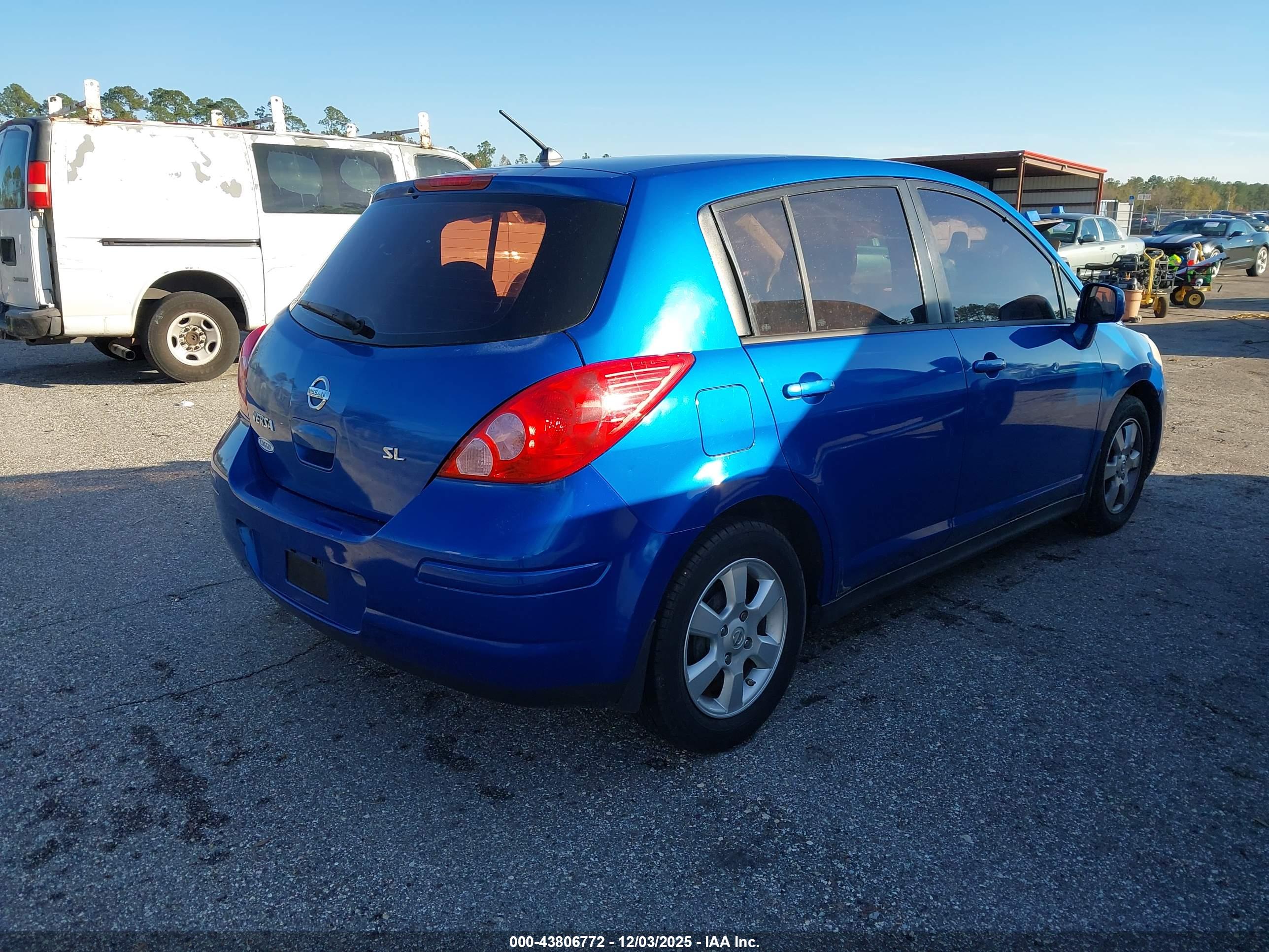 NISSAN VERSA image 4