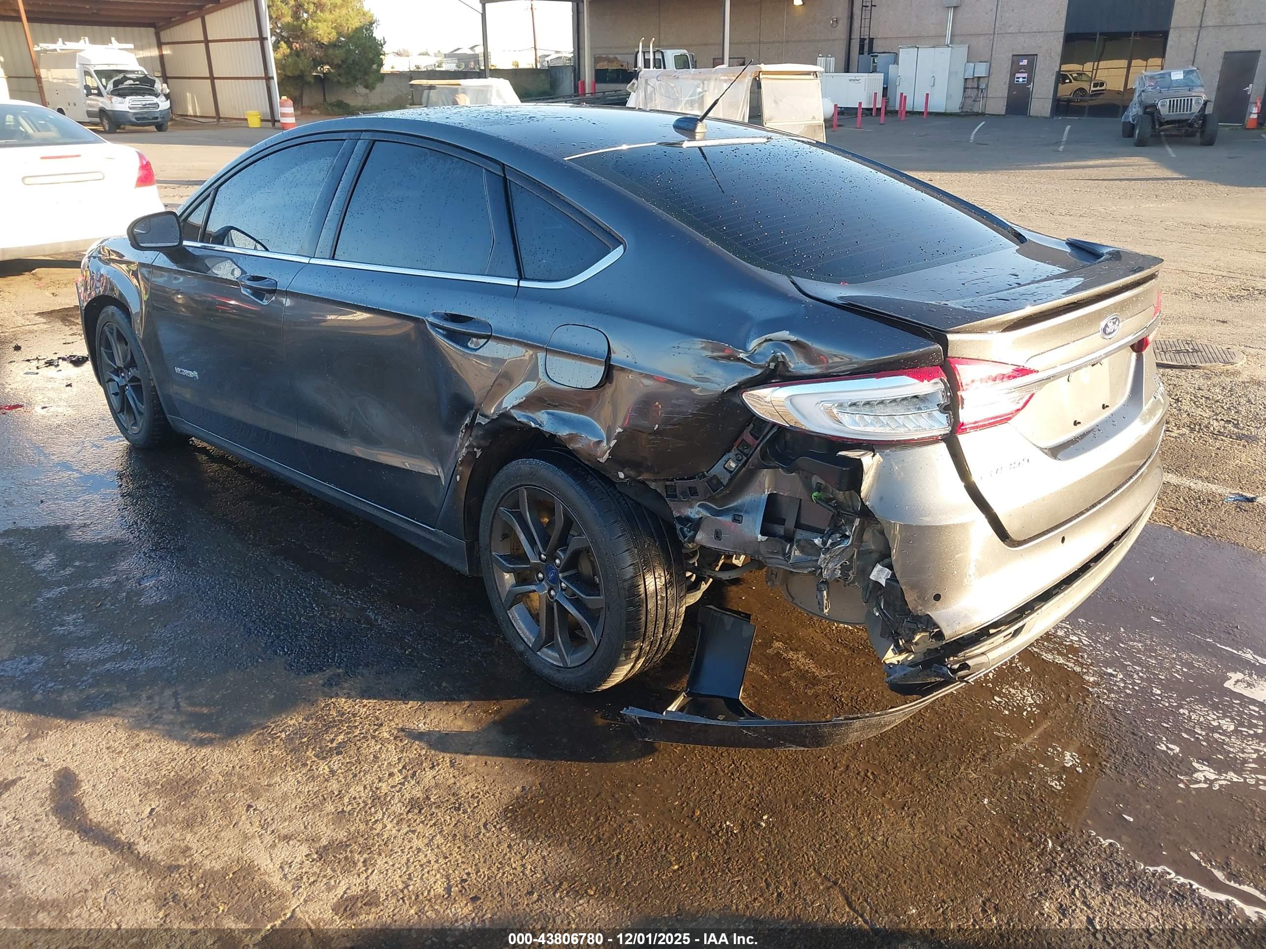 FORD FUSION image 3