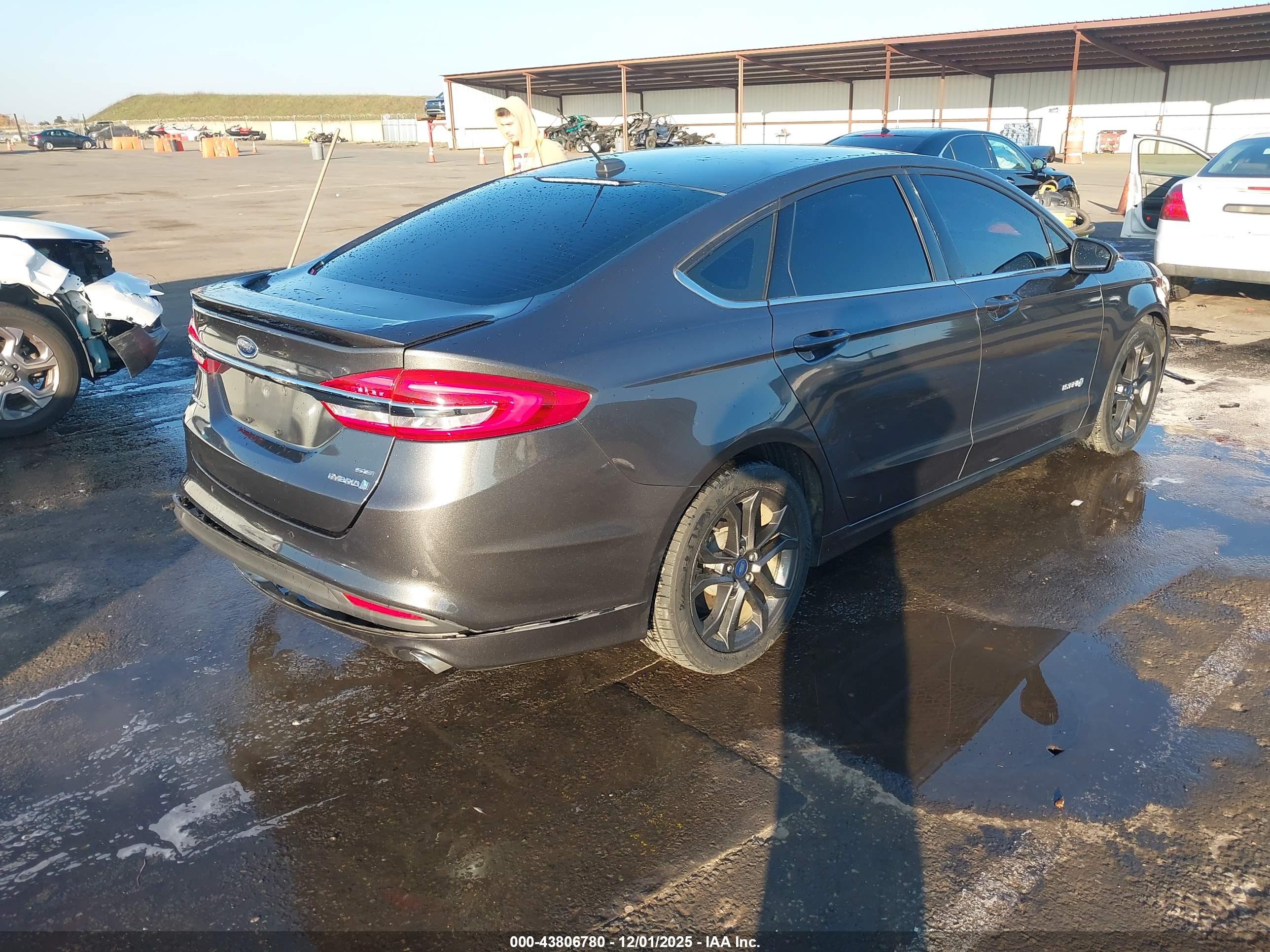 FORD FUSION image 4