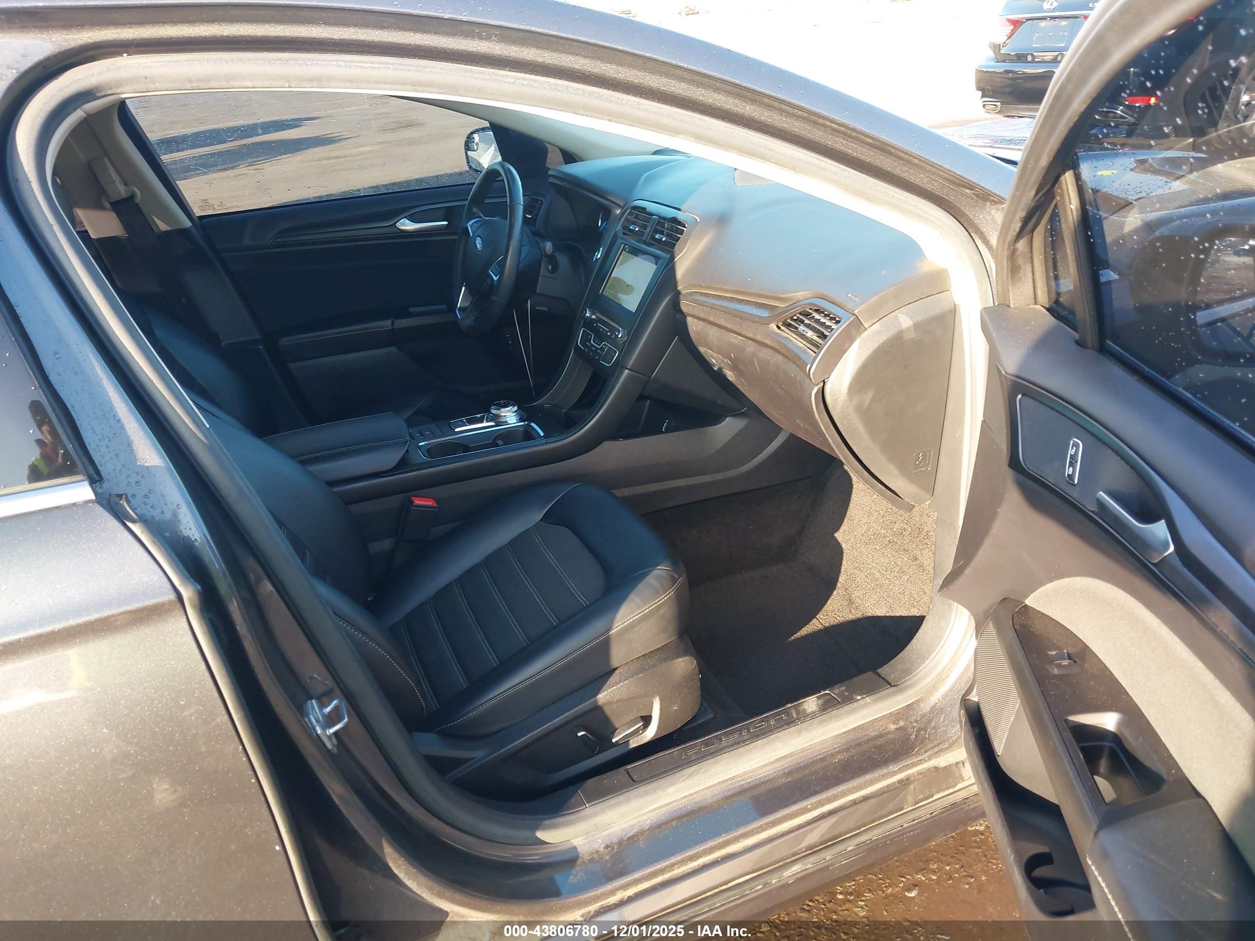 FORD FUSION image 5