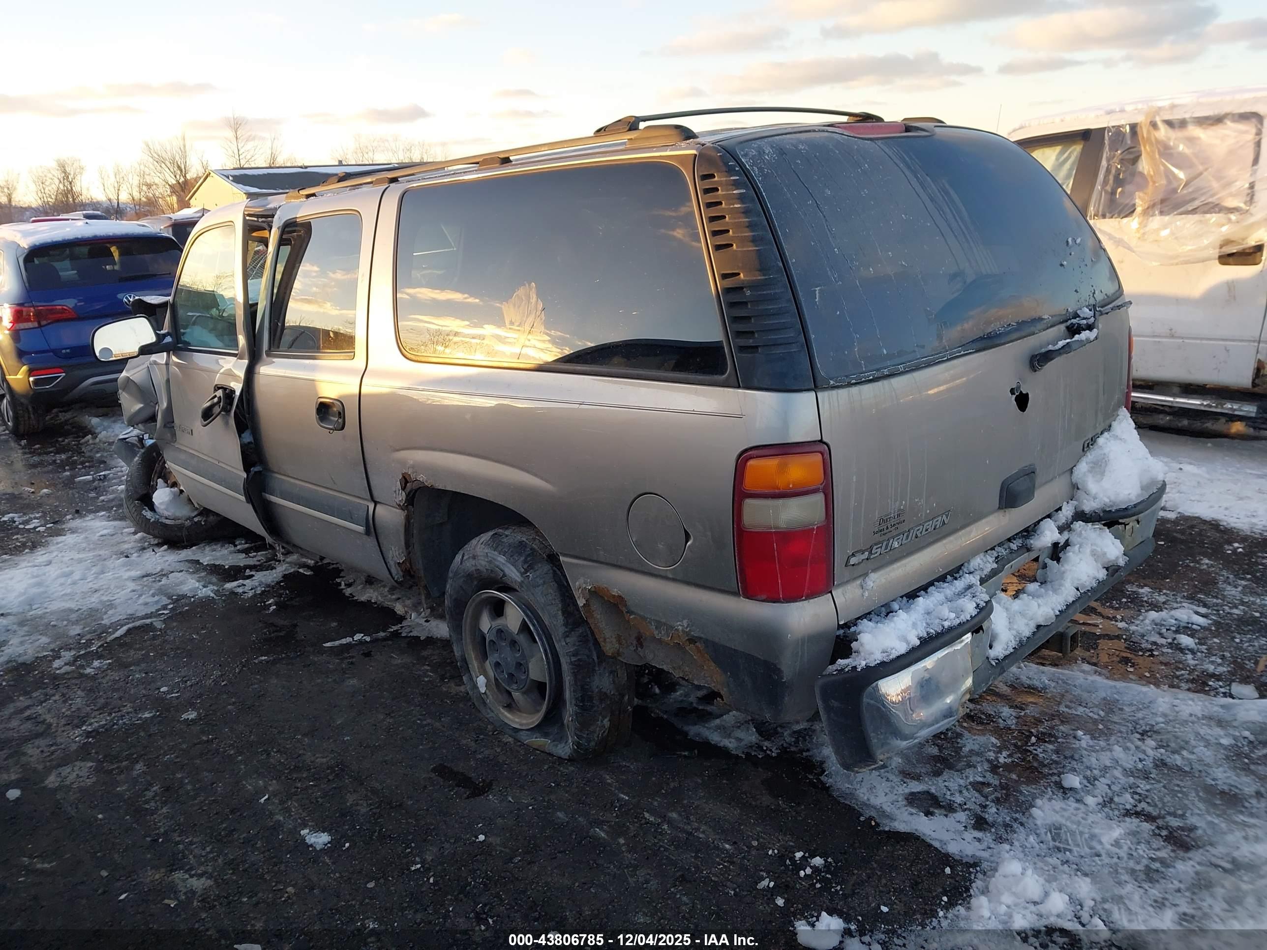 CHEVROLET SUBURBAN image 3