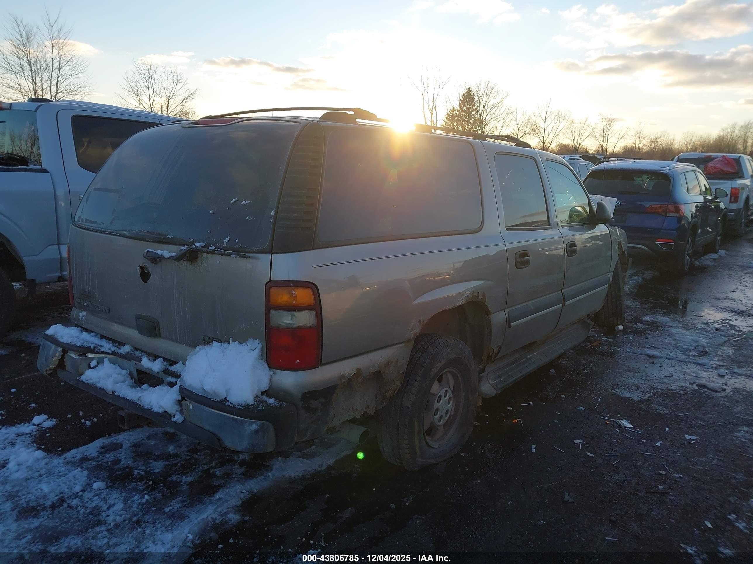 CHEVROLET SUBURBAN image 4