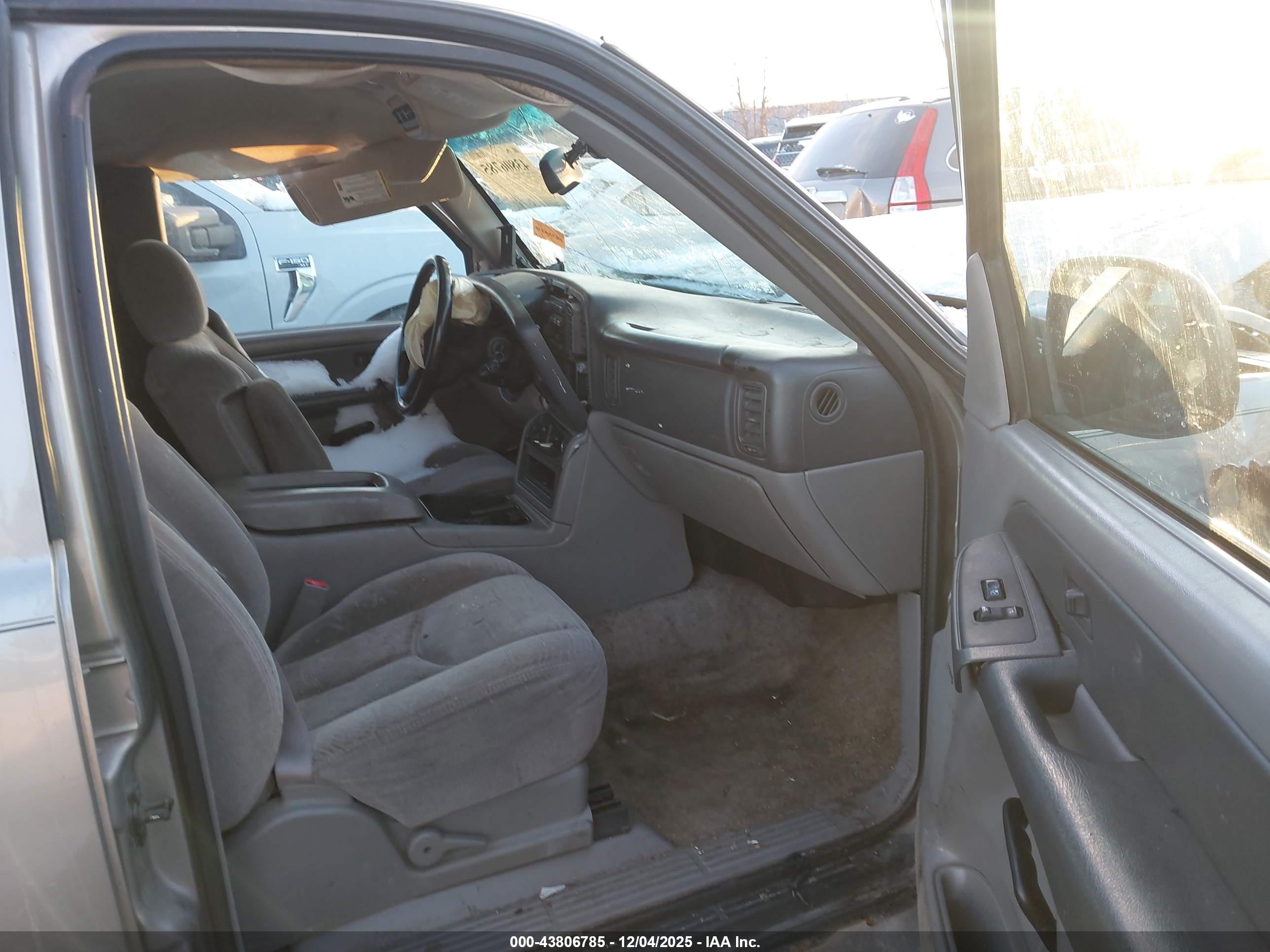 CHEVROLET SUBURBAN image 5
