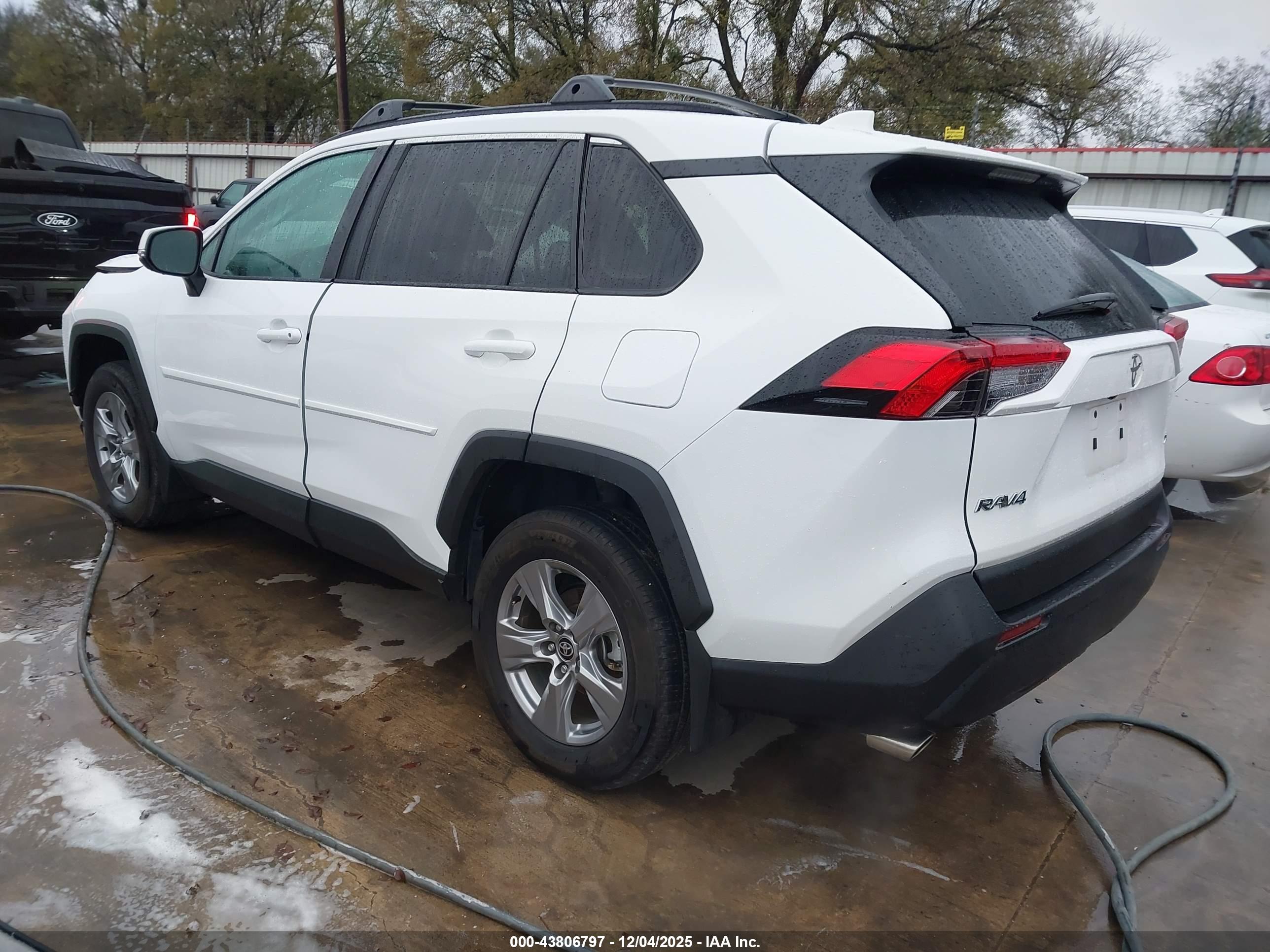 TOYOTA RAV4 image 3