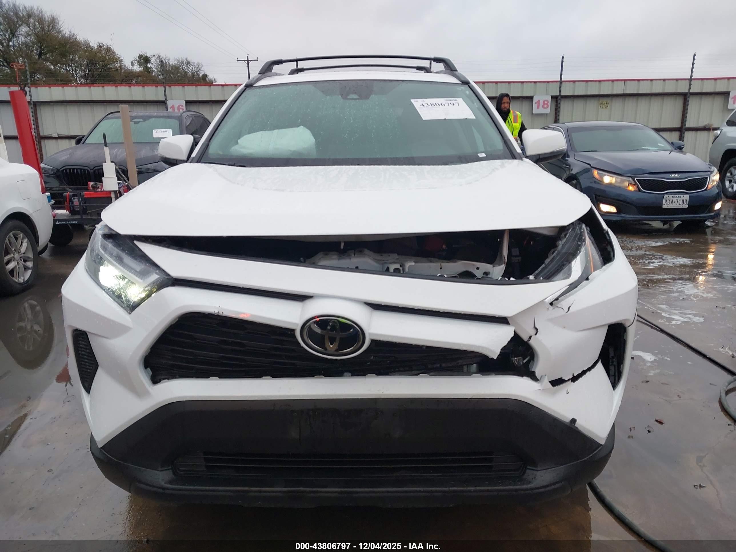 TOYOTA RAV4 image 6