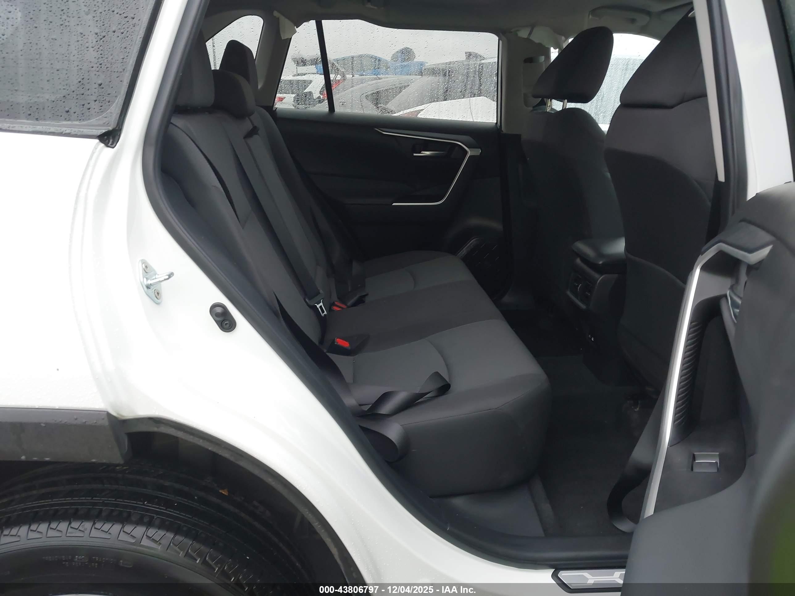 TOYOTA RAV4 image 8