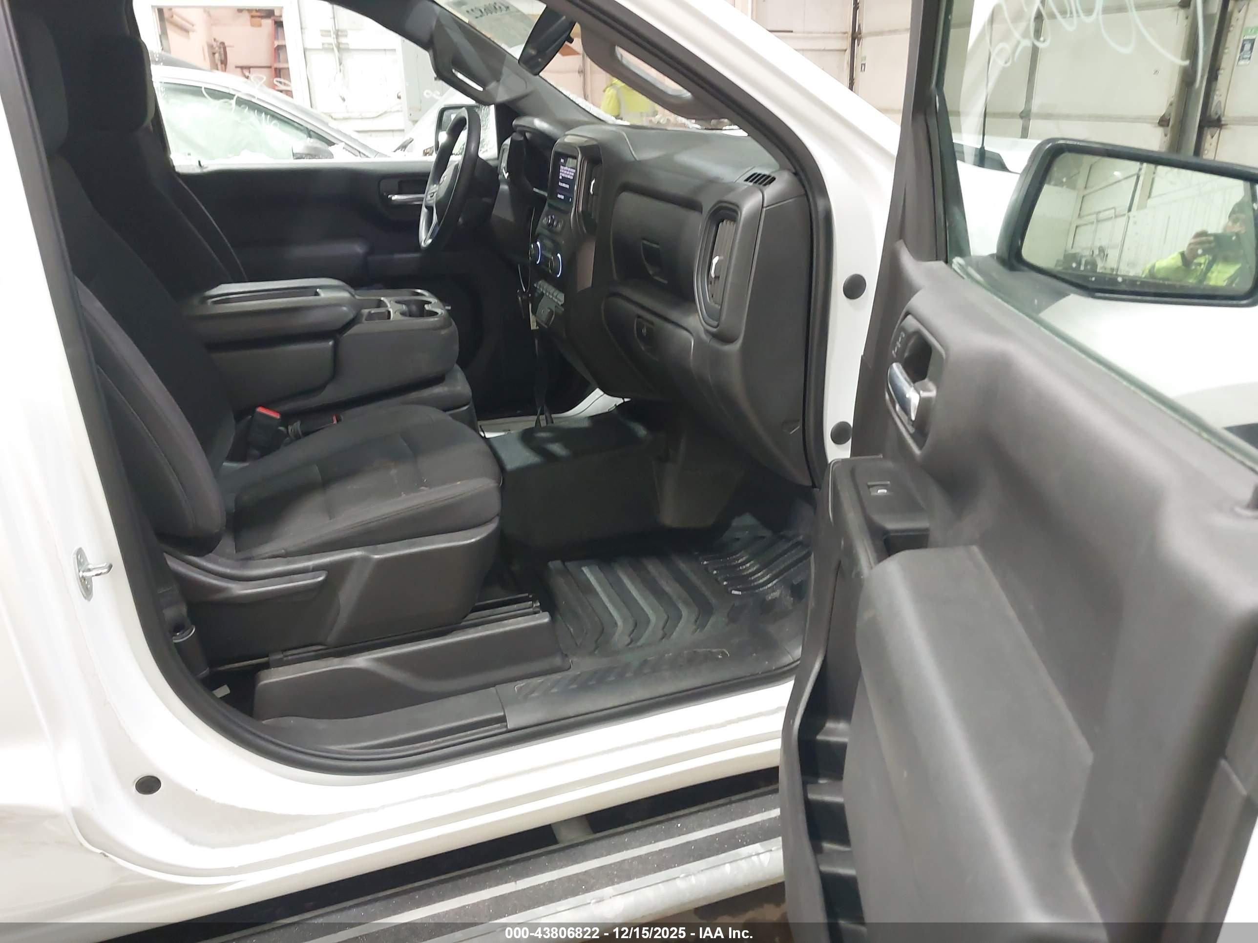 CHEVROLET SILVERADO image 5