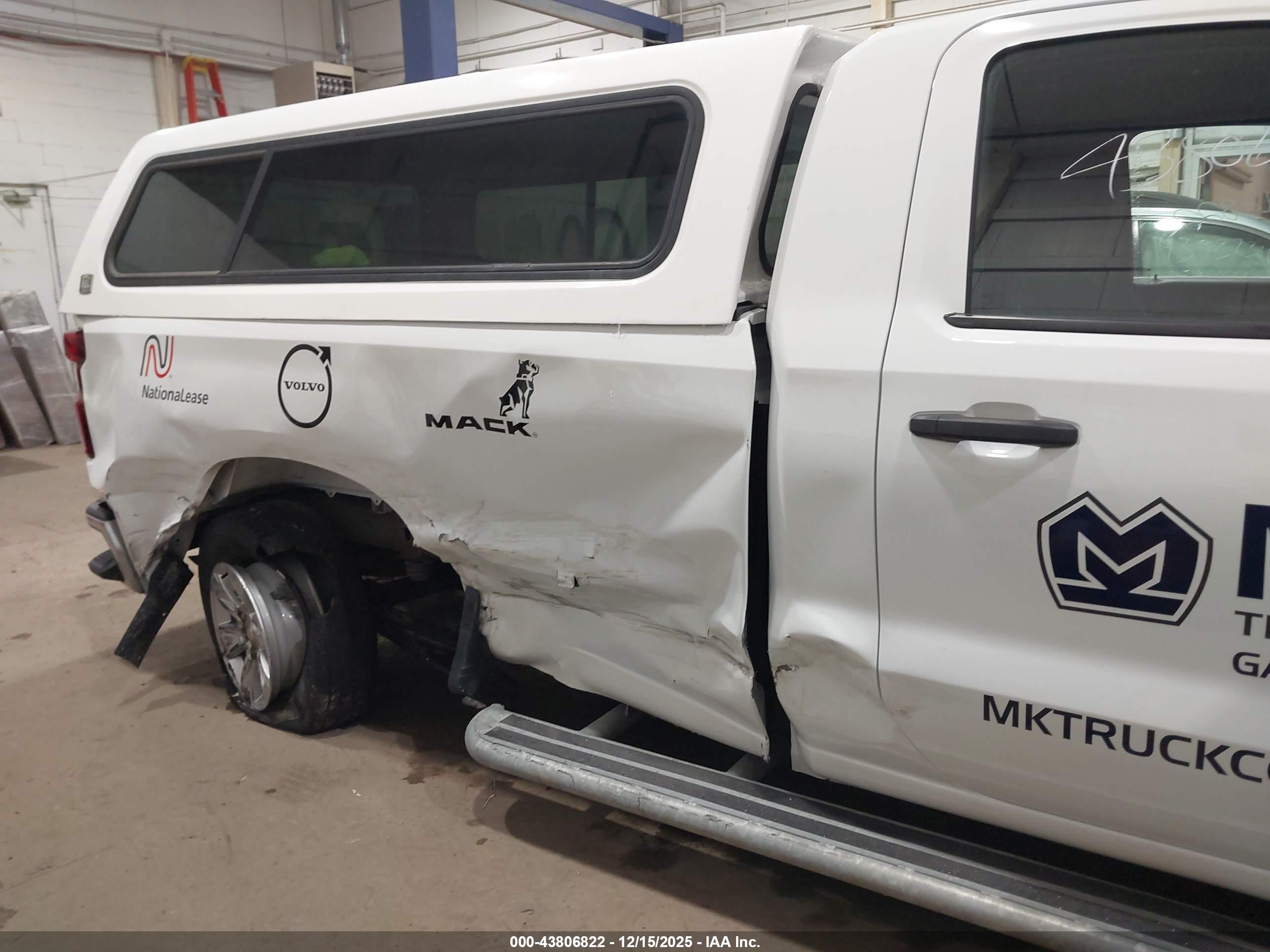 CHEVROLET SILVERADO image 6