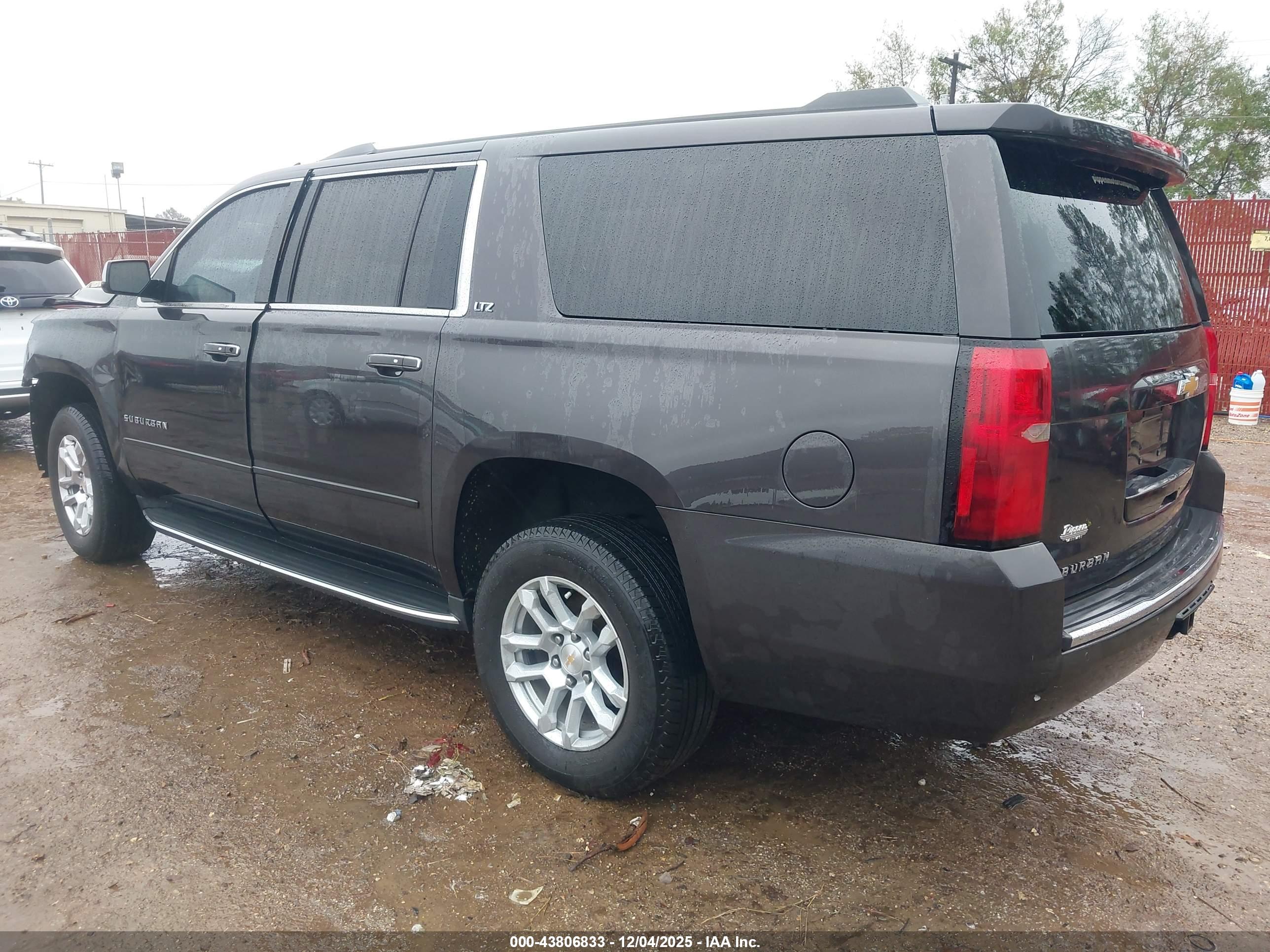 CHEVROLET SUBURBAN image 3