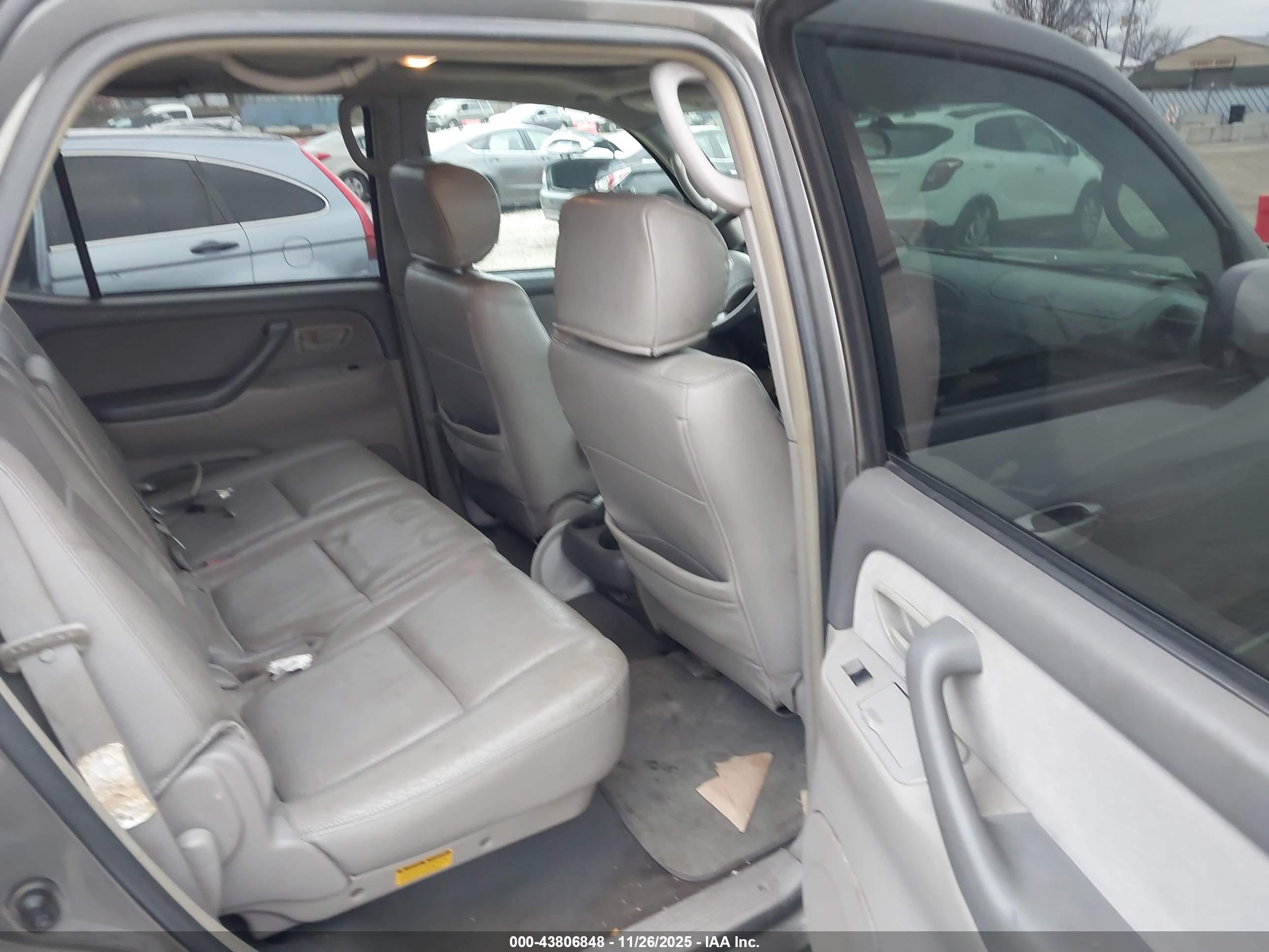 TOYOTA SEQUOIA image 8